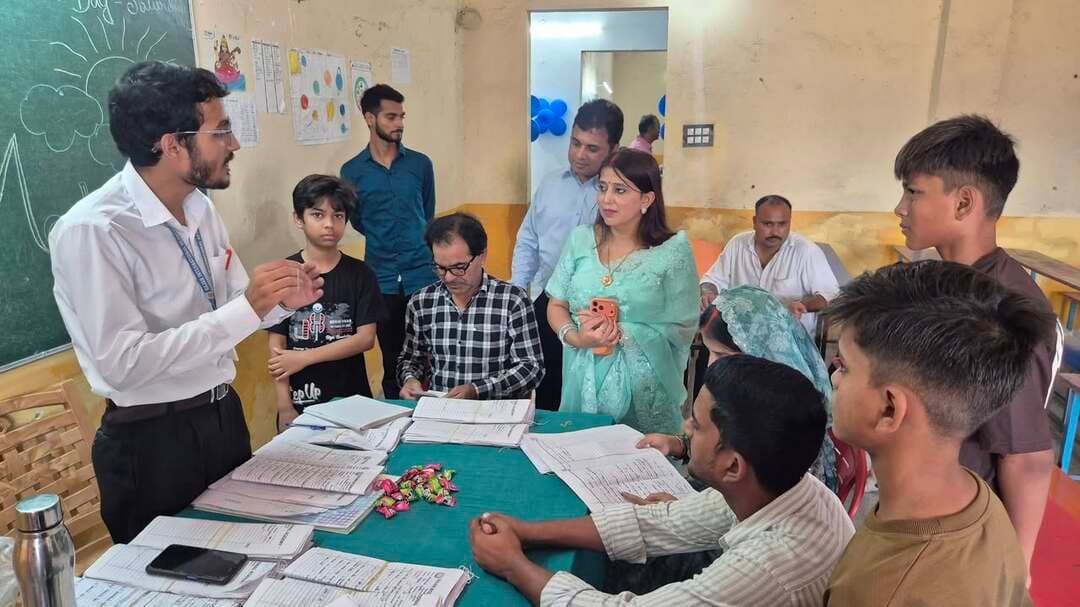 राजन इंटरनेशनल एकेडमी में पेरेंट्स-टीचर मीटिंग संपन्न, अभिभावकों ने शिक्षकों से साझा की बच्चों की प्रगति
बस्ती। राजन इंटरनेशनल एकेडमी में पेरेंट्स-टीचर मीटिंग का आयोजन किया गया। बैठक में अभिभावकों ने विद्यालय पहुंचकर अपने बच्चों की शैक्षिक प्रगति, अनुशासन, व्यवहार एवं विद्यालय की गतिविधियों के बारे में शिक्षकों से जानकारी प्राप्त की। शिक्षकों ने अभिभावकों के साथ बच्चों की पढ़ाई से जुड़ी महत्वपूर्ण जानकारियां साझा कीं और उनके बेहतर भविष्य के लिए आवश्यक सुझाव दिए।
इस अवसर पर विद्यालय की प्रबंध निदेशक शिखा चतुर्वेदी ने कहा कि पेरेंट्स-टीचर मीटिंग का उद्देश्य विद्यालय और अभिभावकों के बीच बेहतर समन्वय स्थापित करना है। बच्चों की शिक्षा और सर्वांगीण विकास के लिए विद्यालय के साथ-साथ अभिभावकों की सक्रिय सहभागिता भी बेहद जरूरी है। उन्होंने कहा कि बच्चों की प्रतिभा को पहचानकर उसे सही दिशा देना विद्यालय की प्राथमिकता है।
शिखा चतुर्वेदी ने कहा कि विद्यालय में विद्यार्थियों को गुणवत्तापूर्ण शिक्षा के साथ संस्कार, अनुशासन और आत्मविश्वास विकसित करने पर भी विशेष ध्यान दिया जाता है। उन्होंने अभिभावकों से बच्चों की पढ़ाई में नियमित रूप से सहयोग करने और उनकी गतिविधियों पर सकारात्मक नजर रखने की अपील की।
मीटिंग के दौरान अभिभावकों ने विद्यालय की शैक्षिक व्यवस्था एवं शिक्षकों के प्रयासों की सराहना की। बैठक में शिक्षकों एवं अभिभावकों के बीच हुए संवाद से विद्यार्थियों की प्रगति को और बेहतर बनाने की दिशा में महत्वपूर्ण सुझाव सामने आए। विद्यालय प्रबंधन ने भविष्य में भी इसी तरह अभिभावकों और शिक्षकों के बीच निरंतर संवाद बनाए रखने की बात कही।
#राजनइंटरनेशनलएकेडमी #पेरेंट्सटीचरमीटिंग #शिखाचतुर्वेदी #बस्ती #शिक्षा #अभिभावक #विद्यार्थी #स्कूलन्यूज #बस्तीसमाचार #