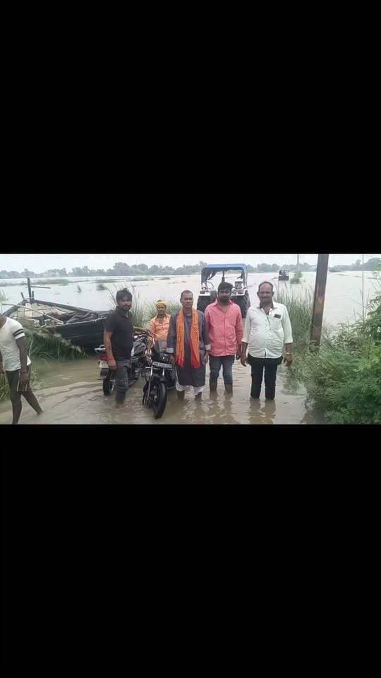 नेकनामटोला गांव के मुख्य सड़क पर चढ़ा बाढ़ के पानी आवा गमन बाधित