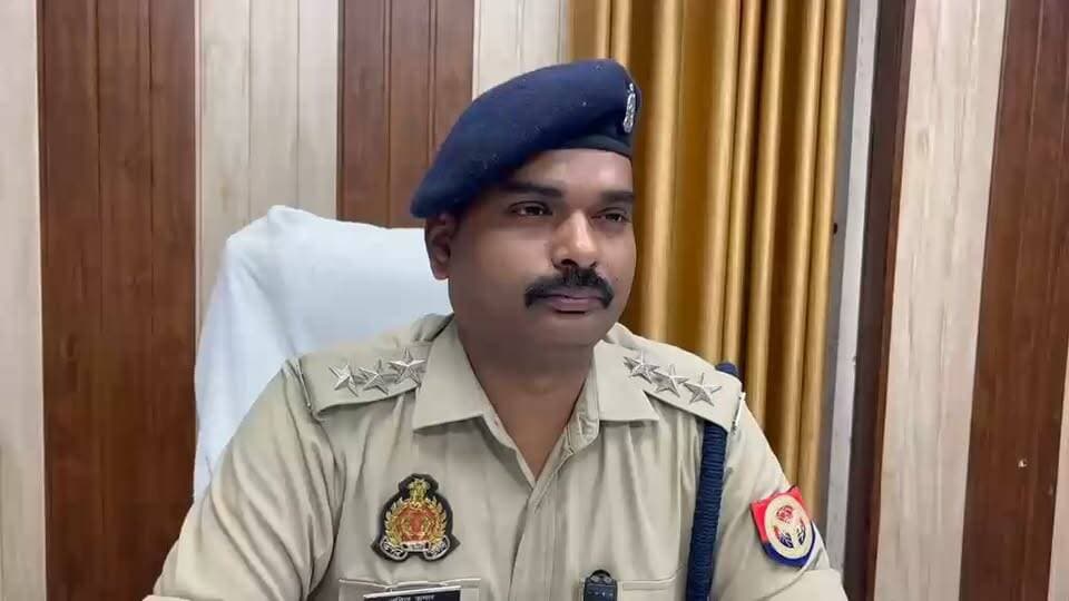 #थाना कोतवाली पुलिस द्वारा दिनांक 14.12.2023 को मेसर्स विन्दू होटल पर हमला करने वाले कटरा गैंग संचालकों के विरुद्ध मु0अ0सं0 620/2026 धारा 395, 307, 427, 504, 506, 120बी भादवि का अभियोग पंजीकृत कर विधिक कार्यवाही अमल में लाई गई।*
अपराध एवं अपराधियों के विरुद्ध चलाये जा रहे अभियान के क्रम में दिनांक 21.08.2026 को वादी मुकदमा श्री आलोक राय पुत्र स्व0 नरेन्द्र नाथ राय निवासी अष्टभुजी कालोनी, जनपद गाजीपुर के प्रार्थना पत्र के आधार पर बाबत रामनरेश राय, रवि राय व संजय बिन्द द्वारा अभियुक्तगण को बढ़ा-चढ़ाकर व राम नरेश राय द्वारा स्वयं खड़े होकर होटल पर मुख्य अपराधी व उनके नये अपराधीगण साथियों के साथ मुख्य गेट को तोड़कर ईंट-पत्थर व लोहे की राड से होटल में ठहरे यात्रियों के गाड़ियों व WHO की जीप व मोटरसाइकिल को तोड़ने, होटल के स्वागत कक्ष का पूरा शीशा, गमला व खिड़कियों के शीशों को चकनाचूर करने, कैश काउंटर को तोड़कर 01 लाख रूपये लूटने व लगभग 4.5 लाख रु0 का नुकसान कर देने तथा अभियुक्तगण द्वारा असलहों से फायरिंग करते हुए वादी के बेटे स्व0 विनीत कुमार राय को घेर कर सिर पर गोली मारने, जिससे वादी के बेटे द्वारा झुककर अपनी जान बचाने तथा वादी के छोटे भाई अरविन्द राय व उत्कर्ष राय पर सीने पर गोली मारने व सभी को जान से मारने की धमकी देने के सम्बन्ध में थाना कोतवाली पर मु0अ0सं0 0620/2026 धारा 395, 307, 427, 504, 506, 120बी भादवि थाना कोतवाली जनपद गाजीपुर का अभियोग पंजीकृत किया गया #उक्त घटना को कारित करने वाले अपराधियों का वर्णन निम्नवत् है-*
1.शंकर पाण्डेय 2.सत्यप्रकाश उर्फ मुन्नी पाण्डेय 3.सुमित पाण्डेय उर्फ टुन्नी पुत्रगण रविशंकर उर्फ रविशेखर पाण्डेय निवासीगण ग्राम गौसाबाद थाना कोतवाली जनपद गाजीपुर 4.आलोक दुबे पुत्र लक्ष्मण दुबे निवासी ग्राम बबेडी थाना कोतवाली जनपद गाजीपुर, 5. दिव्यांशु यादव उर्फ करिया पुत्र नन्दू यादव निवासी ग्राम फुल्लनपुर थाना कोतवाली जनपद गाजीपुर, 6. सोनू यादव पुत्र केशव यादव निवासी ग्राम गौसाबाद थाना कोतवाली जनपद गाजीपुर, 7. रहमान उर्फ गोल्डेन पुत्र रहमतउल्लाह निवासी बबेडी थाना कोतवाली जनपद गाजीपुर, 8. शिवम दूबे पुत्र शैलेश दूबे निवासी रूहीपुर थाना कोतवाली जनपद गाजीपुर, 9. सौरभ तिवारी पुत्र अज्ञात निवासी बीकापुर थाना कोतवाली जनपद गाजीपुर 10. विवेक राय पुत्र रविन्द्र राय निवासी ग्राम खेमपुर गाजीपुर 11. अरविन्द पुत्र जितबन्धन निवासी फुल्लनपुर थाना कोतवाली जनपद गाजीपुर 12.रामनरेश राय पुत्र स्व0 दीनानाथ राय, 13. रवि राय पुत्र रामनरेश राय निवासीगण कपूरपुर मिश्राबाजार थाना कोतवाली जनपद गाजीपुर 14. संजय बिन्द पुत्र स्व0 तुफानी बिन्द (प्रधान पति) निवासी गोडा थाना कोतवाली जनपद गाजीपुर 15. अन्य व्यक्ति नाम पता अज्ञात के विरुद्ध पंजीकृत किया गया ।
गाजीपुर पुलिस द्वारा अग्रिम विधिक कार्यवाही प्रचलित है ।