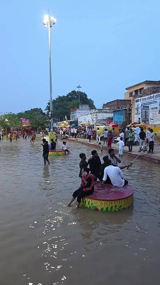 बक्सर में उफान पर गंगा: चेतावनी स्तर पार, लाल निशान से महज 87 सेंटीमीटर दूर
दिनभर में 13 सेमी बढ़ा जलस्तर, 1 सेमी/घंटा की रफ्तार से बढ़ते पानी ने बढ़ाई तटवर्ती ग्रामीणों की चिंता
