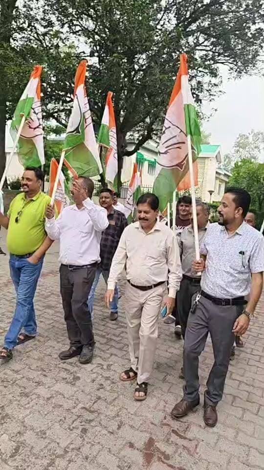 भारतीय जनता पार्टी के विधायक दल की ओर से राष्ट्रीय गान का किया गया अपमान के विरोध में ब्लॉक कांग्रेस के वरिष्ठ उपाध्यक्ष अश्वनी शर्मा के नेतृत्व में भाजपा के खिलाफ रोष एवं नारेबाजी करते हुए कांग्रेस पार्टी के कार्यकर्ता गण