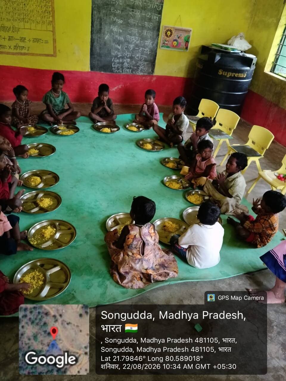 #बालाघाट
आज 22अगस्त 026 को श्री अभिषेक सर्राफ (IAS) मुख्य कार्यपालन अधिकारी, जिला पंचायत, बालाघाट द्वारा प्रभावित ग्रामों में आंगनबाडी केन्द्रों एवं महिला एवं बाल विकास विभाग द्वारा चलाए जा रहे कार्यों का निरीक्षण किया गया । महिला एवं बाल विकास विभाग द्वारा प्रभावित ग्रामों में आंगनबाडी केन्द्रों में साफ-सफाई कराई गई है, बच्चों को समय पर भोजन की उपलब्धता सुनिश्चित की गई है, घर पर जाकर भोजन वितरण किया गया है । प्रभावित क्षेत्र में वि.खंड बैहर के 06 ग्रामों के 20 आंगनबाडी केंद्रों में एवं बिरसा विकासखण्ड के 16 ग्रामों के 33 आंगनबाडी केन्द्रों मे साफ-सफाई कराई गई । वि.खं.बैहर में 20 आंगनबाडी केंद्रों के 379 एवं बिरसा वि.खंड में 33 आंगनबाडी केंद्रों के 844 बच्चों को भोजन दिया गया । इसी प्रकार वि.खं.बैहर में 10 आंगनबाडी केंद्रों के 98 एवं बिरसा वि.खंड में 33 आंगनबाडी केंद्रों के 260 महिला एवं बच्चों को घर पर भोजन पहुंचाकर भी दिया गया तथा वि.खंड बैहर में 04 आं.बा.के.अंतर्गत 24 तथा वि.खंड बिरसा में 33 आंगनबाडी केंद्रों में बच्चों / गर्भवती महिलाओं एवं धात्री को THR का प्रदाय किया गया ।
#CMMadhyaPradesh #JansamparkMP #WelfareTribal #minphemp #healthminmp #foodsuppliesmp #mp_husbandry #MP_wcdmp