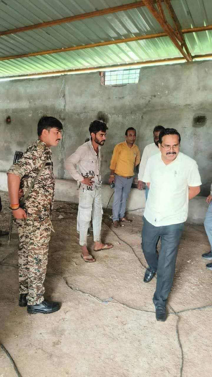 अपर कलेक्टर ने वनजागीर में विकास कार्यों और शासकीय संस्थानों का किया निरीक्षण
..
समस्याओं के त्वरित निराकरण के दिए निर्देश, ग्रामीणों से संवाद कर जानी समस्याएं
..
मुख्यमंत्री जन विश्वास अभियान के तहत अपर कलेक्टर श्री अनिल कुमार डामोर ने शनिवार को गुलाबगंज तहसील अंतर्गत ग्राम पंचायत वनजागीर का भ्रमण कर विभिन्न विकास कार्यों एवं शासकीय संस्थानों का निरीक्षण किया। इस दौरान उन्होंने निर्माणाधीन गौशाला, पंचायत भवन, आंगनबाड़ी केंद्र, शासकीय विद्यालय सहित सार्वजनिक वितरण प्रणाली (पीडीएस) दुकान एवं पेट्रोल पंप का जायजा लिया।
निरीक्षण के दौरान अपर कलेक्टर श्री डामोर ने संबंधित अधिकारियों एवं कर्मचारियों से निर्माण कार्यों और विभागीय व्यवस्थाओं की जानकारी प्राप्त की। उन्होंने मौके पर उपलब्ध सुविधाओं, व्यवस्थाओं तथा निर्माण कार्यों की प्रगति का अवलोकन करते हुए आवश्यक दिशा-निर्देश दिए।
अपर कलेक्टर ने ग्राम भ्रमण के दौरान आमजनों से संवाद कर उनकी समस्याएं एवं स्थानीय आवश्यकताओं की जानकारी भी ली। ग्रामीणों द्वारा बताई गई समस्याओं के निराकरण के लिए संबंधित विभागीय अधिकारियों को मौके पर ही आवश्यक निर्देश दिए गए। उन्होंने कहा कि आमजन से जुड़ी समस्याओं के निराकरण में किसी प्रकार की अनावश्यक देरी न हो तथा निर्धारित समय-सीमा में प्रकरणों का निराकरण सुनिश्चित किया जाए।
उन्होंने संबंधित विभागों के अधिकारियों एवं कर्मचारियों को अपने-अपने विभाग से संबंधित कार्यों की नियमित निगरानी करने तथा शासन की योजनाओं एवं सुविधाओं का लाभ पात्र हितग्राहियों तक प्रभावी रूप से पहुंचाने के निर्देश दिए। निरीक्षण के दौरान अधिकारियों को कार्यों की गुणवत्ता और समयबद्धता पर विशेष ध्यान देने के लिए भी कहा गया। #Vidisha #JansamparkMP