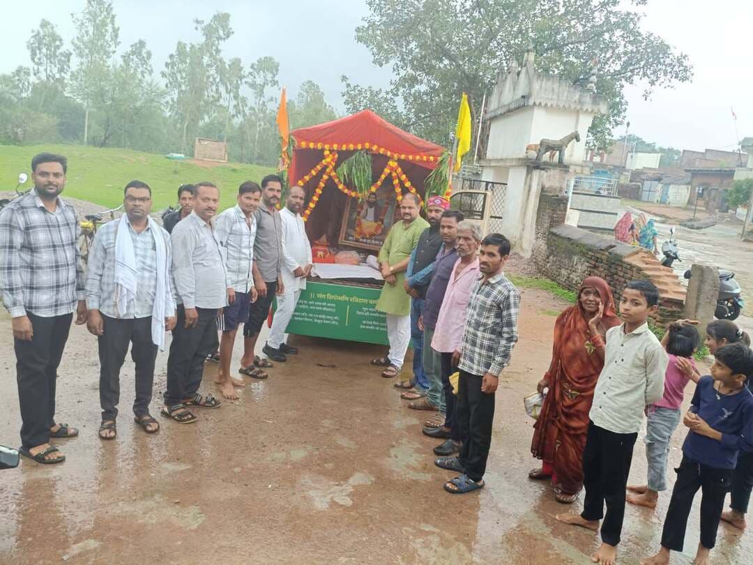 संत शिरोमणि गुरु रविदास जी महाराज की 650वीं जयंती के तीसरे दिवस निकली समरसता शोभा यात्रा
--
संत शिरोमणि गुरु रविदास जी महाराज की 650वीं जयंती के पावन उपलक्ष्य में आयोजित श्री गुरु रविदास समरसता संकल्प अभियान एवं कलश यात्रा के तीसरे दिवस आज समरसता शोभा यात्रा निर्धारित मार्ग से निकाली गई। यात्रा का शुभारंभ ग्राम अस्तोन से हुआ। इसके पश्चात यात्रा ग्राम पहाड़ी तिलरावन, पपौरा, माड़ूमर एवं पठा पहुंची। यात्रा का विभिन्न स्थानों पर ग्रामीणों एवं श्रद्धालुओं द्वारा उत्साहपूर्वक स्वागत किया गया।
यात्रा का आयोजन जिला प्रशासन के निर्देशन में किया जा रहा है। इसमें जनजातीय कार्य विभाग की ओर से जिला संयोजक, क्षेत्र संयोजक एवं अधीक्षकों ने सहभागिता की। वहीं भारतीय जनता पार्टी की ओर से सामाजिक समरसता कलश यात्रा के जिला संयोजक श्री अश्वनी चढ़ार, यात्रा के सह-संयोजक श्री मुकेश अहिरवार, श्री प्रजातंत्र गंगेले सहित अन्य पदाधिकारी एवं कार्यकर्ता उपस्थित रहे।
कार्यक्रम में मध्यप्रदेश जन अभियान परिषद की नवांकुर संस्था सुदर्शन फाउंडेशन के समन्वयक श्री शिवम नापित, ग्राम विकास प्रस्फुटन समिति के श्री हरीश अहिरवार सहित समिति के अन्य सदस्यों ने भी सहभागिता की।
यात्रा के दौरान संत शिरोमणि गुरु रविदास जी महाराज के समरसता, समानता एवं सामाजिक सद्भाव के संदेश को जन-जन तक पहुंचाने का आह्वान किया गया। श्रद्धालुओं एवं ग्रामीणों में यात्रा को लेकर उत्साह एवं उमंग का वातावरण रहा। शाम को आरती के उपरांत आज की यात्रा का विधिवत समापन किया गया।
#JansamparkMP
#Jansamparktikamgarh
#tikamgarh