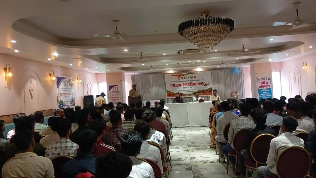 युवा आपदा मित्र प्रशिक्षण कार्यक्रम के द्वितीय बैच का शुभारंभ
---
जिले में आपदा प्रबंधन एवं राहत-बचाव कार्यों के लिए युवाओं को प्रशिक्षित करने के उद्देश्य से युवा आपदा मित्र प्रशिक्षण कार्यक्रम के द्वितीय बैच का शुभारंभ आज स्थानीय होटल में किया गया। कार्यक्रम का औपचारिक शुभारंभ अपर कलेक्टर श्री शिवप्रसाद मंडराह ने किया। प्रशिक्षण के द्वितीय बैच में कुल 175 प्रतिभागी शामिल हुए।
कलेक्टर श्री विवेक श्रोत्रिय के निर्देशन में जिला प्रशासन द्वारा इस बैच में विशेष रूप से जिले की चयनित जलीय संरचनाओं के तटीय क्षेत्रों में निवास करने वाले प्रतिभागियों को शामिल किया गया है। इसका उद्देश्य स्थानीय स्तर पर आपदा की स्थिति में त्वरित प्रतिक्रिया, राहत एवं बचाव कार्यों के लिए प्रशिक्षित मानव संसाधन तैयार करना है।
कार्यक्रम के शुभारंभ अवसर पर अपर कलेक्टर श्री मंडराह ने प्रतिभागियों को आपदा प्रबंधन प्रशिक्षण के महत्व की जानकारी देते हुए प्रशिक्षण को गंभीरता एवं अनुशासन के साथ प्राप्त करने के लिए प्रेरित किया। उन्होंने कहा कि आपदा के समय प्रशिक्षित युवा स्थानीय स्तर पर लोगों की मदद करने और राहत-बचाव कार्यों में महत्वपूर्ण भूमिका निभा सकते हैं।
प्रशिक्षण के प्रथम सत्र में पॉलिटेक्निक कॉलेज से आई लेक्चरर श्रीमती दीपा जैन द्वारा आपदा प्रबंधन विषय पर विस्तृत व्याख्यान दिया गया। इसके पश्चात जिला सेनानी श्री बीपी नामदेव द्वारा विभिन्न प्रकार की आपदाओं की बेसिक जानकारी, आपदा के दौरान अपनाई जाने वाली सावधानियों तथा आपदा प्रबंधन से जुड़ी संस्थाओं एवं उनके दायित्वों की जानकारी दी गई।
प्रशिक्षण के अगले सत्र में पीसी श्री अमित दुबे द्वारा भूकंप आपदा के संबंध में जानकारी प्रदान की गई। इस दौरान प्रतिभागियों को भूकंप के दौरान बरती जाने वाली सावधानियों, सुरक्षित स्थान पर पहुंचने के उपाय तथा बचाव संबंधी विभिन्न गतिविधियों का व्यावहारिक प्रशिक्षण भी कराया गया।
प्रशिक्षण कार्यक्रम के माध्यम से प्रतिभागियों को आपदा के पूर्व तैयारी, आपदा के दौरान त्वरित प्रतिक्रिया तथा आपदा के पश्चात राहत एवं बचाव कार्यों के लिए आवश्यक व्यवहारिक एवं तकनीकी जानकारी प्रदान की जा रही है।
Jansampark Madhya Pradesh
#JansamparkMP
#Jansamparktikamgarh
#tikamgarh