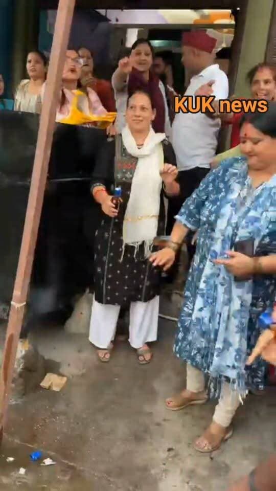 मुनिकीरेती में अवैध शराब के मिनी ठेके का भंडाफोड़, महिलाओं ने खोला मोर्चा...
पुलिस से पहले महिलाओं ने की छापेमारी, दुकान से अंग्रेजी-देसी शराब की दर्जनों पेटियां बरामद; पालिका अध्यक्ष ने पुलिस की कार्यशैली पर उठाए सवाल!