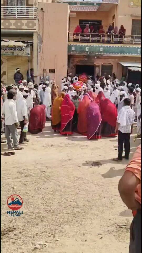 एक घंटे में पति-पत्नी की मौ#त, गठजोड़े में निकली अंतिम यात्रा :
जालोर जिले के भवरानी गांव में 89 वर्षीय दरगाराम प्रजापत और 90 वर्षीय पत्नी पुनीदेवी की करीब एक घंटे के अंतराल में सामान्य मृत्यु हो गई। शुक्रवार सुबह पुनीदेवी के निधन के बाद पति दरगाराम की तबीयत बिगड़ी और करीब एक घंटे बाद उन्होंने भी दम तोड़ दिया। शनिवार को दोनों की अंतिम यात्रा एक साथ निकली और सैकड़ों ग्रामीणों की मौजूदगी में एक ही चिता पर अंतिम संस्कार किया गया। दूल्हा-दुल्हन की तरह दोनों की अर्थियों को गठजोड़ा बांधकर अंतिम विदाई दी गई, जिसे ग्रामीणों ने अनोखा संयोग बताया। 90 वर्ष की उम्र तक साथ निभाने के बाद पति-पत्नी का एक साथ अंतिम विदाई लेना क्षेत्र में चर्चा का विषय बना रहा।