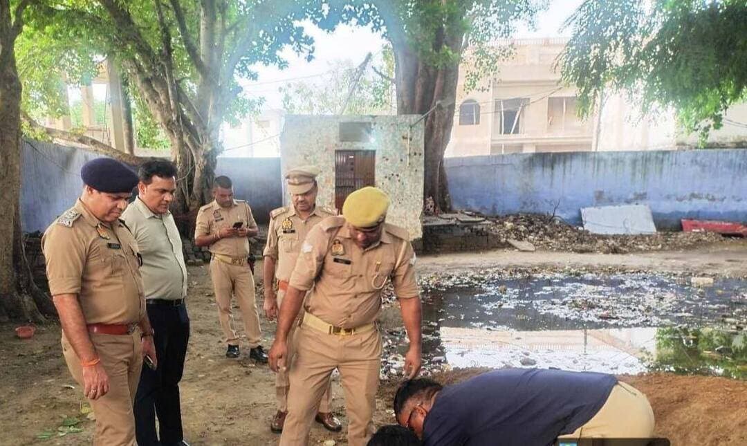 फिरोजाबाद थाना उत्तर पुलिस ने 23 मुकदमों की 286 लीटर अवैध शराब का कराया निस्तारण
#Firozabad थाना उत्तर पुलिस ने आज 23 पुराने मामलों से संबंधित 286 लीटर देशी शराब का निस्तारण कराया।
@Uppolice के अभियान के तहत @FirozabadPolice के @SSP Firozabad आदित्य लांग्हे के निर्देशन में यह कार्रवाई हुई।
#CJMCourt के आदेश पर नगर मजिस्ट्रेट विनोद कुमार पाण्डेय, #COCity सन्तोष कुमार सिंह, थाना प्रभारी रवि त्यागी की मौजूदगी में #Videography कराकर शराब को नष्ट किया गया।
#FirozabadPolice #UttarPradeshPolice #ExciseAct #UPNews