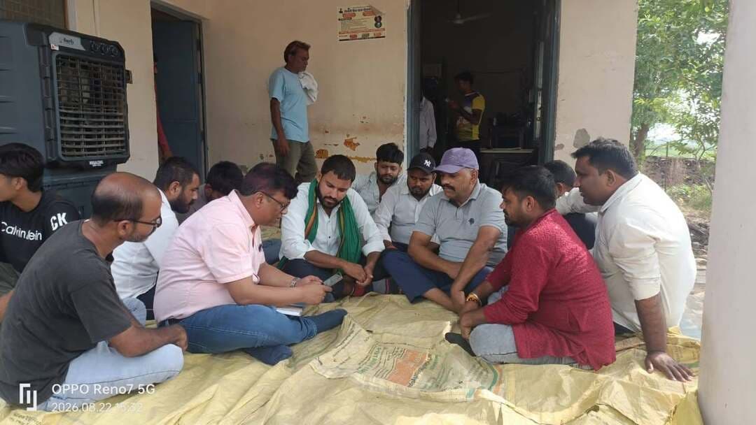 फिरोजाबाद नारखी: नगला रामकुंवर बिजली सब-स्टेशन पर किसानों का फर्श बिछाकर धरना, JE और SDO को भी धरने पर बैठाया
विकास खंड नारखी के नगला रामकुंवर विद्युत सब-स्टेशन पर विभिन्न समस्याओं को लेकर आज भारतीय किसान यूनियन भानू के कार्यकर्ताओं ने धरना दिया।
युवा जिला उपाध्यक्ष प्रशांत ठाकुर अपनी टीम के साथ सुबह 10 बजे सब-स्टेशन पहुंचे और फर्श बिछाकर धरने पर बैठ गए। किसानों की मुख्य मांग आसलपुर में खराब पड़े तीन ट्रांसफार्मरों को बदलने और छोटी-छोटी बिजली समस्याओं के समाधान की थी।
ढाई घंटे बाद पहुंचे अधिकारी -
किसानों की मांग थी कि अधिकारी मौके पर आएं। ढाई घंटे बाद JE अनूप श्रीवास्तव पहुंचे तो किसानों ने उन्हें भी धरना स्थल पर बैठा लिया। सूचना पर SDO M.M. मंसूरी पहुंचे, उन्हें भी किसानों ने धरने पर बैठाया। बाद में SDO द्वारा समस्याओं के शीघ्र निस्तारण के आश्वासन पर किसानों ने ज्ञापन सौंपा और धरना समाप्त किया।
इस दौरान राष्ट्रीय प्रचार मंत्री नरेंद्र रावत, राष्ट्रीय महासचिव राजकुमार सिसोदिया, प्रमोद यादव, जगदीश प्रसाद, प्रदेश उपाध्यक्ष, जिला सचिव शिवांक ठाकुर सहित कई किसान मौजूद रहे।
#BKU_Bhanu #Narkhi #Firozabad #KisanDharna #BijliVibhag #FirozabadNews #DDM_News