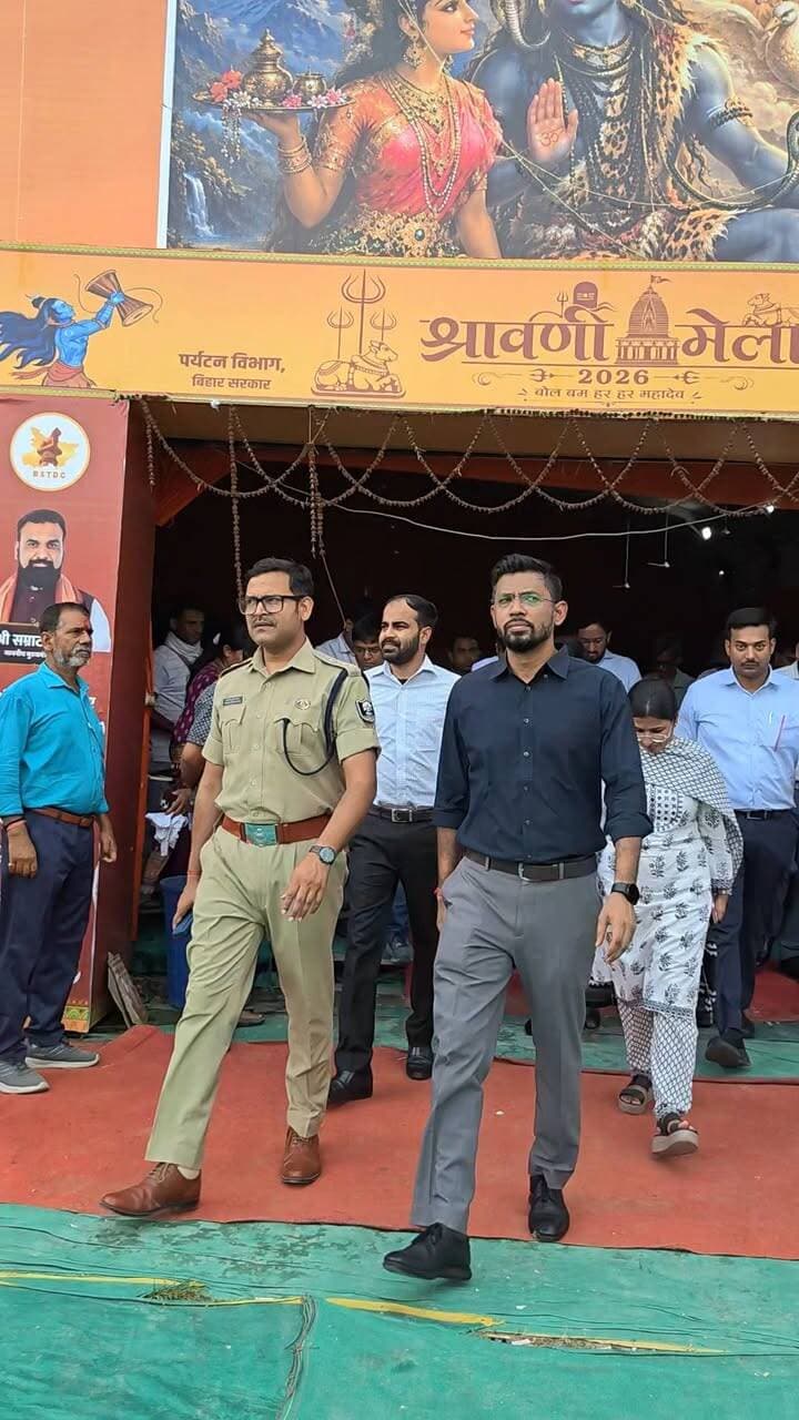 जिलाधिकारी एवं वरीय पुलिस अधीक्षक ने किया श्रावणी मेला की तैयारियों का निरीक्षण, पदाधिकारियों को निर्धारित मापदंडों के अनुसार सुदृढ़ एवं त्रुटिहीन तैयारी सुनिश्चित रखने का दिया निदेश
-----------------------------------
*श्रद्धालुओं का प्रवेश एवं निकास सुगम, सुचारू तथा सुव्यवस्थित रहना चाहिए, भीड़ प्रबंधन पर विशेष ध्यान दें: जिलाधिकारी ने पदाधिकारियों को दिया निदेश*
------------------------------------
मेला का आयोजन श्रद्धालुओं के लिए प्रशासनिक सुविधाओं से युक्त एवं पूर्णतः दुर्घटना-मुक्त होना चाहिए, इसमें किसी भी प्रकार की शिथिलता, लापरवाही या अनियमितता बर्दाश्त नहीं की जाएगीः जिलाधिकारी ने पदाधिकारियों को दिया निदेश
------------------------------------
उत्कृष्ट भीड़-प्रबंधन, सुदृढ़ सुरक्षा-व्यवस्था एवं सुचारू यातायात-प्रबंधन के लिए सभी पदाधिकारी सजग एवं तत्पर रहेंः जिलाधिकारी
------------------------------------
मेला का सफल आयोजन प्रशासन की सर्वोच्च प्राथमिकता; सुविकसित कॉम्युनिकेशन प्लान के साथ सभी पदाधिकारी मुस्तैद रहेंः जिलाधिकारी
------------------------------------
टीम भावना एवं अन्तर्विभागीय समन्वय की आवश्यकता पर जिलाधिकारी ने दिया बल
------------------------------------
मुजफ्फरपुर, शनिवार, दिनांक 22.08.2026ः जिलाधिकारी, मुजफ्फरपुर श्री कुमार गौरव ने कहा है कि श्रावणी मेला, 2026 का आयोजन पूर्णतः सुविधायुक्त एवं इंसिडेंट-फ्री (दुर्घटनामुक्त) होना चाहिए। उत्कृष्ट भीड़-प्रबंधन, सुदृढ़ सुरक्षा-व्यवस्था एवं सुचारू यातायात-प्रबंधन के लिए सभी पदाधिकारी सजग, सक्रिय एवं तत्पर रहें। वे आज वरीय पुलिस अधीक्षक एवं अन्य अधिकारियों की टीम के साथ मेला के आयोजन हेतु रामदयालु से बाबा गरीबनाथ धाम मार्ग तक तैयारियों का निरीक्षण कर रहे थे। जिलाधिकारी ने कहा कि मेला का सफल आयोजन प्रशासन की सर्वोच्च प्राथमिकता है। प्रथम, द्वितीय एवं तृतीय सोमवार को सभी पदाधिकारियों ने अच्छा कार्य किया है। इसके लिए आप सभी बधाई के पात्र हैं। आगे भी सभी अधिकारियों को कर्तव्य पर मुस्तैद रहकर दिए गए निदेशों के अनुसार कार्य करने की आवश्यकता है। चतुर्थ सोमवार को भी काफी संख्या में काँवरियों के आने की संभावना है। अतः भीड़ नियंत्रण के मानको का अक्षरशः अनुपालन अनिवार्य है। इसमें किसी भी प्रकार की लापरवाही बर्दाश्त नहीं की जाएगी। उन्होंने निर्देश दिया कि *श्रद्धालुओं का प्रवेश एवं निकास सुगम, सुचारू तथा सुव्यवस्थित रहना चाहिए। पब्लिक एनाउंसमेंट सिस्टम बेहतर होना चाहिए ताकि महत्वपूर्ण सूचनाओं को नियमित रूप से प्रसारित किया जाए*। दण्डाधिकारी एवं पुलिस पदाधिकारी अपने-अपने कर्तव्य स्थलों पर मुस्तैद रहें एवं सजग तथा सक्रिय होकर कार्य करें। अनुमंडल पदाधिकारी एवं अनुमंडल पुलिस पदाधिकारी इसका अनुश्रवण करें। प्रतिनियुक्त दण्डाधिकारियों एवं पुलिस पदाधिकारियों की स्पाॅट ब्रीफिंग भी करने का निदेश दिया गया। उन्होंने कहा कि श्रद्धालुओं के लिए हर प्रशासनिक सुविधा उपलब्ध रहनी चाहिए। नियंत्रण कक्ष, वॉच टावर, ड्रॉप गेट, सीसीटीवी कैमरों से मॉनिटरिंग, बिजली, साफ-सफाई, चिकित्सा शिविर, ट्रैफिक व्यवस्था, एसडीआरएफ, पेयजल,शौचालय सुविधा सहित अन्य सभी सुविधाएं उपलब्ध रहनी चाहिए।
जिलाधिकारी ने निदेश दिया कि उन्नत एवं सुविकसित कॉम्युनिकेशन प्लान के साथ सभी पदाधिकारी मुस्तैद रहें। उन्होंने कहा कि मंदिर परिसर से सरैयागंज टावर तक विशेष ध्यान देने की आवश्यकता है। जन सुरक्षा से खिलवाड़ बर्दाश्त नहीं किया जा सकता है। श्रद्धालुओं का मार्ग पूरी तरह अवरोध-मुक्त रहना चाहिए। ट्रैफिक प्लान का अक्षरशः अनुपालन करें। पार्किंग स्थल से इतर गाड़ी नहीं रहनी चाहिए। श्रद्धालुओं के रास्ते में कोई भी अनधिकृत वेण्डर या दुकान नहीं रहना चाहिए। इसका उल्लंघन पाए जाने पर संबंधित लोगों को चिन्हित करते हुए उनके विरूद्ध सख्त कार्रवाई की जाएगी। साथ ही दोषी अधिकारियों के विरूद्ध भी जिम्मेदारी निर्धारित कर अनुशासनात्मक एवं विभागीय कार्रवाई की जाएगी।
जिलाधिकारी ने बैरिकेडिंग, साफ सफाई की व्यवस्था, सड़क का सुदृढ़ीकरण, ट्रैफिक प्लान, पार्किंग की व्यवस्था, विद्युत एवं प्रकाश की व्यवस्था, ठहराव स्थल की व्यवस्था, पेयजल/शौचालय की व्यवस्था, आपदा प्रबंधन, चिकित्सा व्यवस्था, अग्निशमन, भीड़ प्रबंधन, पब्लिक ऐड्रेस सिस्टम, विधि-व्यवस्था संधारण, साइनेज एवं अन्य बिन्दुओं पर एक-एक कर विस्तृृत समीक्षा की।
जिलाधिकारी ने अधिकारियों को फकुली मोड़ से बाबा गरीब नाथ मंदिर तक श्रद्धालुओं के आने-जाने वाले पूरे मार्ग एवं स्थलों को अवरोधमुक्त एवं सुविधायुक्त बनाने का निर्देश दिया।
जिलाधिकारी ने भवन निर्माण विभाग के कार्यपालक अभियंता को सुदृढ़ बैरिकेडिंग सुनिश्चित करने का निदेश दिया। पीएचईडी के कार्यपालक अभियंता को शौचालय, चापाकल एवं यूरिनल की समुचित व्यवस्था रखने का निदेश दिया गया। पुलिस उपाधीक्षक यातायात को निदेश दिया गया कि प्रेशर प्वांईट एवं क्रिटिकल प्वांईट को चिन्हित कर मानको के अनुसार ट्रैफिक पुलिस की प्रतिनियुक्ति करेंगे। वाच टावरों पर भी सिपाहियों की प्रतिनियुक्ति करने का निदेश दिया गया। जिलाधिकारी द्वारा अधिकारियों को सीमावर्ती जिलों से भी समन्वय स्थापित रखने का निदेश दिया गया।
जिलाधिकारी ने सभी संबंधित पदाधिकारियों को निदेश देते हुए कहा कि विभिन्न विभागों के पदाधिकारियों को टीम भावना से काम करना होगा। राजस्व, भवन निर्माण, नगर निगम, स्वास्थ्य, आपदा प्रबंधन, पीएचईडी, पथ निर्माण, एनएचएआई, पुलिस, प्रशासन, कला एवं संस्कृति, विद्युत, अग्निशमन, बुडको सहित सभी संबंधित विभागों के पदाधिकारियों को आपस में समन्वय स्थापित करते हुए तत्परता एवं उत्कृष्टतापूर्वक अपने दायित्वों का निर्वहन करना होगा।
जिलाधिकारी ने कहा कि श्रद्धालुओं की सुविधा हेतु सभी भागीदार(स्टेकहोल्डर्स) आपस में समन्वय कर समय से सभी कार्य करें।
जिलाधिकारी ने निदेश दिया कि श्रद्धालुओं सहित आम लोगों की सुरक्षा एवं सुविधा हर हाल में सुनिश्चित करें। उन्होंने अनुमंडल पदाधिकारियों एवं अनुमंडल पुलिस पदाधिकारियों को इसका लगातार पर्यवेक्षण करने का निर्देश दिया।
जिलाधिकारी ने कहा कि श्रद्धालुओं की सुविधा के लिए सम्पूर्ण प्रशासनिक तंत्र सजग, तत्पर एवं प्रतिबद्ध है। श्रद्धालुओं के लिए सभी बुनियादी सुविधाएँ उपलब्ध है। शौचालय, स्वच्छ पेयजल की सुविधा, ठहराव स्थल, पार्किंग की बेहतर सुविधा है। टेंट सिटी का निर्माण किया गया है। सड़क की स्थिति बेहतर है। वाच टावर, नियंत्रण कक्ष, ध्वनि विस्तारक यंत्र एवं सीसीटीवी कैमरा का अधिष्ठापन किया गया है।
जिलाधिकारी ने कहा कि सफाई की उतम सुविधा है। उत्कृष्ट प्रकाश व्यवस्था सुनिश्चित की गई है। बैरिकेडिंग/ड्रॉप गेट की व्यवस्था है।
जिलाधिकारी ने कहा कि आईसीसीसी एवं सीसीटीवी कैमरे से निगरानी रखी जा रही है तथा अचूक सुरक्षा व्यवस्था सुनिश्चित की जा रही है। श्रद्धालुओं की सुविधा के लिए विभिन्न स्थानों पर साईनेज लगाया गया है। नगर निकायों एवं विद्युत विभाग द्वारा प्रकाश की समुचित व्यवस्था की गई है। सिविल सर्जन द्वारा पर्याप्त संख्या में एम्बुलेंस, पारा मेडिकल स्टाफ तथा चिकित्सकों की प्रतिनियुक्ति की गई है। आपदा प्रबंधन कोषांग द्वारा चिह्नित स्थानों पर एसडीआरएफ की प्रतिनियुक्ति की गयी है। यातायात पुलिस द्वारा प्रेशर प्वाइंट को चिन्हित कर आवश्यक प्रतिनियुक्ति की की गई है तथा यातायात प्रबंधन से संबंधित सूचना पब्लिक डोमेन में प्रकाशित की जाती है।
जिलाधिकारी ने निदेश देते हुए कहा कि मेला के समय भीड़ प्रबंधन पर विशेष ध्यान देने की आवश्यकता है। उन्होंने कहा कि इस अवसर पर *भीड़ प्रबंधन, सुरक्षा व्यवस्था एवं यातायात संचालन हेतु मानकों के अनुरूप दंडाधिकारियों एवं पुलिस पदाधिकारियों की तैनाती के साथ-साथ हर प्रशासनिक व्यवस्था रहनी चाहिए*।
जिलाधिकारी ने कहा कि किसी भी आकस्मिक स्थिति से निपटने के लिए पूरा तंत्र सजग एवं सतर्क रहे। आकस्मिक प्लान का पालन सुनिश्चित करे।
================
*जिलाधिकारी ने लोगों से भी आह्वान करते हुए कहा कि किसी भी प्रकार के अफ़वाह पर ध्यान न दें। अपुष्ट, अप्रामाणिक एवं भ्रामक सूचनाओं को प्रसारित न करें। प्रशासन द्वारा दी जा रही सूचनाओं पर ही ध्यान दें तथा एडवाइजरी का अनुपालन करें।*
================