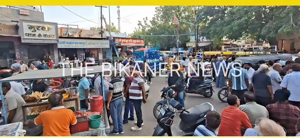 बीकानेर शहर के नयाशहर थाना क्षेत्र के नत्थूसर गेट के बाहर समाज की आज 4 से 5 शोक सभा(तीये की बैठक), ट्रैफिक जाम पिछले आधा घंटा से...हर दिन लगता है जाम....