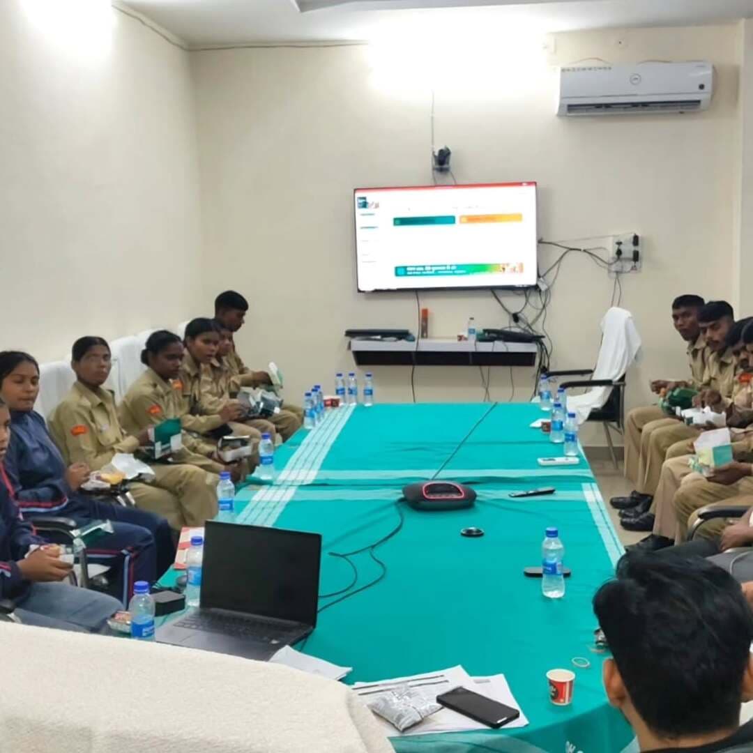 टीबी मुक्त सूरजपुर की दिशा में युवाओं की अहम भागीदारी
भैयाथान विकासखंड को दिसंबर 2026 तक टीबी मुक्त बनाने की दिशा में जिला प्रशासन ने पहल तेज की है। कलेक्टर श्रीमती रेना जमील के मार्गदर्शन में एनसीसी कैडेट्स एवं ‘माय भारत’ के युवा वॉलिंटियर्स को टीबी की पहचान, जांच, उपचार और जागरूकता के लिए प्रशिक्षित किया गया। अब युवा घर-घर पहुंचकर टीबी मुक्त समाज का संदेश देंगे।
#टीबीमुक्तभारत #टीबीमुक्तसूरजपुर #सूरजपुर #TBMuktBharat #NCC
@chhattisgarhcmo @dpr.chhattisgarh @healthcggov @rena_jamil_ias