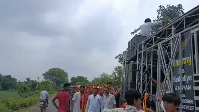 मोहन बड़ोदिया से देवरीमाता तक निकली 30 फीट लंबी चुनर यात्रा, जगह जगह हुआ पुष्पवर्षा से स्वागत