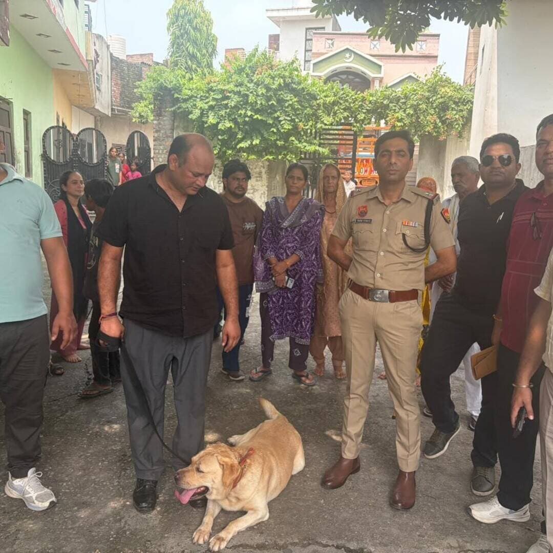 एचएसएनसीबी यमुनानगर यूनिट की सतर्क नज़र, नार्को डॉग डॉलर के साथ रादौर के नशा हॉटस्पॉट क्षेत्रों में चलाया सर्च अभियान
यमुनानगर — अतिरिक्त पुलिस महानिदेशक एवं HSNCB प्रमुख श्री संजय कुमार, आईपीएस के दिशा-निर्देशन तथा ब्यूरो के वरिष्ठ अधिकारियों के मार्गदर्शन में प्रदेशभर में नशा-विरोधी अभियान चलाए जा रहे है। इसी कड़ी में HSNCB की यमुनानगर यूनिट ने अपने नार्को डिटेक्शन डॉग "डॉलर" के साथ जिले के रादौर शहर के नशा-संवेदनशील इलाकों में सघन तलाशी अभियान चलाया तथा टीम ने स्थानीय व्यापारियों व आमजन को नशे के विरुद्ध जागरूक भी किया।
नार्को डॉग "डॉलर" के साथ व्यापक तलाशी अभियान
यूनिट प्रभारी महरूफ अली ने बताया कि उनकी टीम ने नार्को डॉग "डॉलर" के साथ रादौर शहर के उन इलाकों को निशाना बनाया, जो लंबे समय से नशे की गतिविधियों के हॉटस्पॉट माने जाते रहे हैं — विशेषकर अनाज मंडी और सब्जी मंडी परिसर। प्रशिक्षित नार्को डॉग की तेज़ सूंघने की क्षमता का इस्तेमाल दुकानों, ठेलों और भंडारण क्षेत्रों की बारीकी से जांच के लिए किया गया। महरूफ अली ने कहा कि इस तरह के अभियान न केवल छिपे हुए नशीले पदार्थों का पता लगाने में मदद करते हैं, बल्कि तस्करों के मन में भय भी पैदा करते हैं, ताकि उनकी हिम्मत न हो कि वे भीड़भाड़ वाले सार्वजनिक स्थानों को अपना अड्डा बनाएं। उन्होंने स्पष्ट किया कि यूनिट द्वारा ऐसे सर्च अभियान आगे भी नियमित अंतराल पर जारी रखे जाएंगे।
व्यापारियों और आमजन तक पहुंचा जागरूकता का संदेश
तलाशी अभियान के साथ-साथ टीम ने मंडी परिसर में मौजूद दुकानदारों, आढ़तियों एवं आमजन से सीधा संवाद भी किया और उन्हें नशे के सामाजिक व स्वास्थ्य संबंधी दुष्परिणामों के बारे में जागरूक किया। टीम ने उपस्थित लोगों से अपील की कि यदि उनके आसपास नशे की बिक्री या तस्करी से जुड़ी कोई भी संदिग्ध गतिविधि नज़र आए, तो वे बिना किसी झिझक के तुरंत ब्यूरो को सूचित करें।
हेल्पलाइन पर करें संपर्क
हरियाणा स्टेट नारकोटिक्स कंट्रोल ब्यूरो आमजन से अपील करती है कि यदि उनके आसपास नशे की बिक्री, तस्करी या किसी भी प्रकार के अवैध नशा कारोबार की जानकारी मिले, तो तुरंत सूचित करें:
टोल-फ्री हेल्पलाइन: 1933
HSNCB हेल्पलाइन: 90508-91508
NCB MANAS पोर्टल: ncbmanas.gov.in
सूचना देने वाले की पहचान पूर्णतः गोपनीय रखी जाएगी।