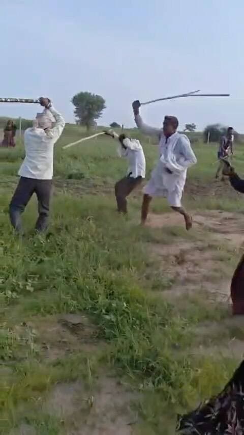 🚜 दूदू के धुरंधरों का ट्रैक्टर वार! 🔥
जमीन के विवाद ने लिया खूनी संघर्ष का रूप!
दूदू के साखून में दो पक्षों के बीच जमकर लाठी-डंडे और भाटे चले। इस दौरान ट्रैक्टर चढ़ाने के प्रयास का आरोप भी सामने आया। मारपीट में करीब 10 लोग घायल बताए जा रहे हैं। घटना का वीडियो सोशल मीडिया पर वायरल है
👉 आपकी नजर में क्या ज्यादा जरूरी है-जमीन या जान?
कमेंट में अपनी राय जरूर बताएं 👇
#dudu #DuduNews #crimenews #rajasthannews JaipurNews LandDispute #viralvideo BreakingNews RajasthanCrime