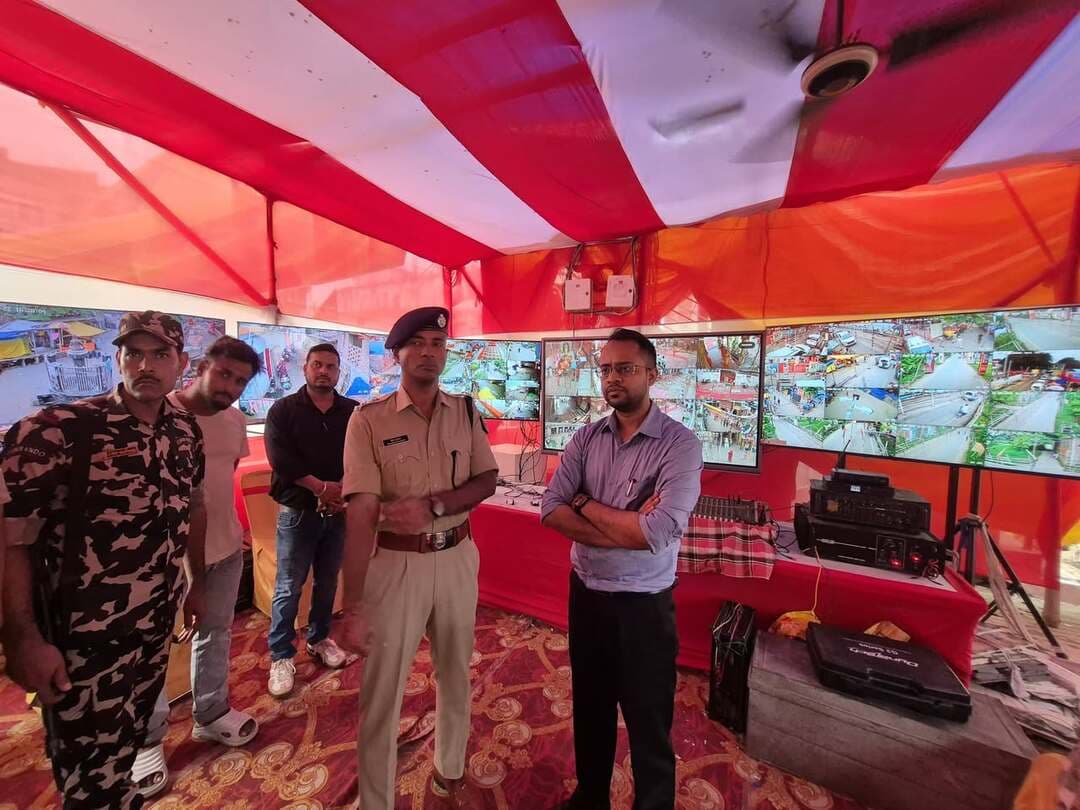 *अंतिम सोमवारी एवं श्रावणी मेला के अंतिम दिन श्रद्धालुओं की संभावित भीड़ को लेकर जिला पदाधिकारी एवं वरीय पुलिस अधीक्षक ने पहलेजा घाट एवं बाबा हरिहरनाथ मंदिर का किया संयुक्त निरीक्षण*
*कटाव प्रभावित सबलपुर दियारा क्षेत्र एवं सोनपुर अवर निबंधन कार्यालय का भी किया निरीक्षण, श्रद्धालुओं की सुविधा, सुरक्षा, विधि-व्यवस्था एवं पारदर्शी निबंधन व्यवस्था को लेकर दिए आवश्यक निर्देश*
================
सारण, 22 अगस्त 2026
================
श्रावणी मेला की अंतिम सोमवारी 24 अगस्त 2026 एवं मेला के अंतिम दिन 28 अगस्त 2026 को श्रद्धालुओं की संभावित अधिक भीड़ को देखते हुए जिला पदाधिकारी, सारण श्री वैभव श्रीवास्तव एवं वरीय पुलिस अधीक्षक, सारण ने संयुक्त रूप से पहलेजा घाट तथा बाबा हरिहरनाथ मंदिर परिसर का स्थलीय निरीक्षण कर श्रद्धालुओं की सुविधा, सुरक्षा एवं विधि-व्यवस्था संबंधी तैयारियों का व्यापक जायजा लिया।
निरीक्षण के दौरान दोनों अधिकारियों ने पहलेजा घाट पर श्रद्धालुओं के आने-जाने के मार्ग, जल भरने के निर्धारित स्थल, स्नान घाट, ड्रेस चेंजिंग स्थल एवं अन्य महत्वपूर्ण स्थानों का निरीक्षण किया। उन्होंने संबंधित पदाधिकारियों को निर्देश दिया कि अंतिम सोमवारी एवं श्रावणी मेला के अंतिम दिन संभावित भीड़ को देखते हुए सभी आवश्यक सुविधाएं एवं सुरक्षा व्यवस्था पूर्व से ही सुदृढ़ रूप से सुनिश्चित की जाए, ताकि श्रद्धालुओं को किसी प्रकार की असुविधा का सामना न करना पड़े।
जिला पदाधिकारी एवं वरीय पुलिस अधीक्षक ने घाट क्षेत्र में भीड़ नियंत्रण एवं सुचारू आवागमन के लिए पर्याप्त बैरिकेडिंग, पुलिस बल एवं दंडाधिकारियों की प्रतिनियुक्ति, प्रकाश व्यवस्था, पेयजल, स्वच्छता एवं अन्य मूलभूत सुविधाओं की समुचित व्यवस्था सुनिश्चित करने का निर्देश दिया। साथ ही स्वास्थ्य सेवाओं के लिए हेल्थ कैंप, चिकित्सा दल, एंबुलेंस एवं प्राथमिक उपचार की पर्याप्त व्यवस्था रखने तथा घाट एवं आसपास के क्षेत्रों में नियमित साफ-सफाई एवं कचरा उठाव सुनिश्चित करने के निर्देश दिए।
इसके उपरांत दोनों अधिकारियों ने बाबा हरिहरनाथ मंदिर परिसर का निरीक्षण किया। निरीक्षण के दौरान श्रद्धालुओं के प्रवेश एवं निकास मार्ग, कतारबद्ध दर्शन व्यवस्था, भीड़ नियंत्रण तंत्र तथा सुरक्षा प्रबंधों की समीक्षा की गई। जिला पदाधिकारी ने संबंधित अधिकारियों को निर्देश दिया कि अंतिम सोमवारी एवं श्रावणी मेला के अंतिम दिन श्रद्धालुओं की संभावित भीड़ को ध्यान में रखते हुए मंदिर परिसर एवं आसपास के क्षेत्रों में पर्याप्त संख्या में दंडाधिकारियों एवं पुलिस बल की प्रतिनियुक्ति सुनिश्चित की जाए।
संयुक्त निरीक्षण के दौरान जिला पदाधिकारी एवं वरीय पुलिस अधीक्षक ने सभी संबंधित पदाधिकारियों को अगले दो दिनों तक विशेष सतर्कता बरतते हुए लगातार विधि-व्यवस्था संधारण, भीड़ प्रबंधन एवं सुरक्षा व्यवस्था की निगरानी करने का निर्देश दिया। उन्होंने कहा कि श्रद्धालुओं की सुविधा एवं सुरक्षा सर्वोच्च प्राथमिकता है तथा किसी भी परिस्थिति से प्रभावी ढंग से निपटने के लिए सभी विभाग पूर्ण समन्वय के साथ कार्य करें।
निरीक्षण के क्रम में जिला पदाधिकारी ने कटाव प्रभावित सबलपुर दियारा क्षेत्र का भी भ्रमण कर स्थलीय स्थिति का जायजा लिया। उन्होंने कटाव प्रभावित स्थलों का निरीक्षण करते हुए संबंधित अधिकारियों को निर्देश दिया कि जहां कटाव की स्थिति है, वहां तत्काल बोरा एवं सैंडबैग उपलब्ध कराकर आवश्यक निरोधात्मक कार्रवाई सुनिश्चित की जाए। उन्होंने राहत एवं बचाव से संबंधित सभी आवश्यक तैयारियां बनाए रखने तथा किसी भी आपात स्थिति से निपटने के लिए पर्याप्त संसाधन एवं मानव बल उपलब्ध रखने का निर्देश दिया। सोनपुर के संबंधित पदाधिकारियों को क्षेत्र में लगातार निगरानी बनाए रखते हुए आवश्यकता के अनुसार त्वरित राहत एवं बचाव कार्य सुनिश्चित करने को कहा गया।
इसके पश्चात जिला पदाधिकारी श्री वैभव श्रीवास्तव ने सोनपुर अवर निबंधन कार्यालय का निरीक्षण किया। उन्होंने कार्यालय में निबंधन एवं रजिस्ट्री से संबंधित कार्यों की विस्तृत जानकारी ली तथा संचिकाओं एवं अभिलेखों का अवलोकन किया। उन्होंने निबंधन प्रक्रिया से संबंधित विभिन्न कार्यों की प्रगति की समीक्षा करते हुए निर्देश दिया कि निबंधन एवं रजिस्ट्री से संबंधित प्रक्रियाओं को और अधिक पारदर्शी, सरल, सहज एवं नागरिक हितैषी बनाया जाए, ताकि आमजन को बेहतर एवं त्वरित सेवाएं उपलब्ध हो सकें।
जिला पदाधिकारी ने सोनपुर अवर निबंधन कार्यालय में पेपरलेस व्यवस्था की दिशा में किए जा रहे कार्यों की भी जानकारी ली। उन्होंने पेपरलेस व्यवस्था को और अधिक प्रभावी एवं सुचारू बनाने का निर्देश देते हुए कहा कि डिजिटल एवं पेपरलेस प्रणाली से निबंधन कार्यों में पारदर्शिता, दक्षता एवं त्वरित निष्पादन को बढ़ावा मिलेगा तथा आम नागरिकों को बेहतर सुविधा उपलब्ध होगी।
उन्होंने अवर निबंधन कार्यालय में संचिकाओं एवं अभिलेखों के सुव्यवस्थित संधारण, कार्यों के समयबद्ध निष्पादन तथा कार्यालय में आने वाले लोगों को आवश्यक जानकारी एवं सुविधाएं सुगमता से उपलब्ध कराने के संबंध में भी आवश्यक निर्देश दिए।
जिला पदाधिकारी ने सभी संबंधित विभागों को निर्देश दिया कि विधि-व्यवस्था, यातायात प्रबंधन, श्रद्धालुओं की सुरक्षा, स्वच्छता, पेयजल, प्रकाश व्यवस्था, चिकित्सा सेवाएं एवं अन्य मूलभूत सुविधाओं की पर्याप्त व्यवस्था सुनिश्चित की जाए। संवेदनशील स्थलों पर विशेष निगरानी रखते हुए किसी भी समस्या की स्थिति में उसका त्वरित समाधान सुनिश्चित किया जाए।
उन्होंने कहा कि अंतिम सोमवारी एवं श्रावणी मेला के अंतिम दिन श्रद्धालुओं की संख्या अधिक रहने की संभावना है। ऐसे में सभी संबंधित पदाधिकारी एवं कर्मी अलर्ट मोड में रहते हुए श्रद्धालुओं की सुविधा एवं सुरक्षा को सर्वोच्च प्राथमिकता दें। साथ ही कटाव प्रभावित क्षेत्रों में भी पूर्ण सतर्कता बरतते हुए आवश्यक राहत एवं बचाव कार्य तत्परता के साथ सुनिश्चित किए जाएं।
निरीक्षण के दौरान अनुमंडल पदाधिकारी सोनपुर, भूमि सुधार उपसमाहर्ता सोनपुर, अंचलाधिकारी सोनपुर, कार्यपालक पदाधिकारी, नगर पंचायत सोनपुर, सोनपुर अवर निबंधन कार्यालय के संबंधित पदाधिकारी तथा अन्य संबंधित प्रशासनिक एवं पुलिस पदाधिकारी उपस्थित थे।