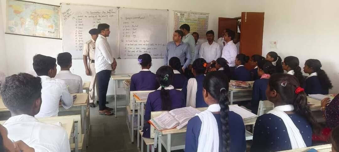 समाहरणालय, मधेपुरा
जिला जनसंपर्क कार्यालय
प्रेस विज्ञप्ति
दिनांक: 22 अगस्त 2026
स्थान: मधेपुरा
*जिलाधिकारी ने मॉडल स्कूल उत्क्रमित भीखा कन्या +2 विद्यालय परवाहा का किया औचक निरीक्षण*
*विद्यालय में गुणवत्तापूर्ण शिक्षा, स्वच्छता एवं शैक्षणिक संसाधनों के प्रभावी उपयोग पर दिया जोर —*
*छात्राओं के शैक्षणिक स्तर में सुधार हेतु साप्ताहिक टेस्ट आयोजित करने का निर्देश*
आज दिनांक 22.08.2026 को जिलाधिकारी, मधेपुरा द्वारा प्रखंड-गम्हरिया अंतर्गत सरस्वती विद्या निकेतन (मॉडल स्कूल), उत्क्रमित भीखा कन्या +2 विद्यालय, परवाहा का औचक निरीक्षण किया गया। निरीक्षण का उद्देश्य विद्यालय में उपलब्ध शैक्षणिक एवं आधारभूत सुविधाओं की स्थिति, पठन-पाठन की गुणवत्ता, छात्राओं एवं शिक्षकों की उपस्थिति तथा विद्यालय में स्वच्छ एवं अनुशासित शैक्षणिक वातावरण का जायजा लेना था।
निरीक्षण के दौरान जिलाधिकारी द्वारा विद्यालय परिसर, कक्षा-कक्ष, स्मार्ट क्लास, विज्ञान प्रयोगशाला एवं पुस्तकालय का विस्तृत अवलोकन किया गया। उन्होंने विद्यालय में उपलब्ध संसाधनों का छात्राओं के शैक्षणिक हित में नियमित एवं प्रभावी उपयोग सुनिश्चित करने पर विशेष बल दिया।
*स्वच्छता एवं बेहतर शैक्षणिक वातावरण पर विशेष जोर*
जिलाधिकारी ने विद्यालय परिसर, कक्षा-कक्षों एवं शौचालयों में नियमित एवं गुणवत्तापूर्ण साफ-सफाई सुनिश्चित करने का निर्देश दिया। उन्होंने कहा कि स्वच्छ, सुरक्षित एवं अनुशासित वातावरण छात्राओं के बेहतर स्वास्थ्य एवं अध्ययन के लिए अत्यंत आवश्यक है।
*पुस्तकालय को सुदृढ़ करने एवं पठन संस्कृति विकसित करने का निर्देश*
पुस्तकालय के निरीक्षण के क्रम में जिलाधिकारी ने पुस्तकों की उपलब्धता बढ़ाने तथा छात्राओं को पुस्तकों का सुचारू एवं नियमित वितरण सुनिश्चित करने का निर्देश दिया। उन्होंने छात्राओं में अध्ययन एवं स्वाध्याय की आदत विकसित करने के लिए पुस्तकालय के अधिकतम उपयोग पर बल दिया।
*स्मार्ट क्लास एवं साइंस लैब को क्रियाशील रखने पर बल*
जिलाधिकारी ने स्मार्ट क्लास एवं विज्ञान प्रयोगशाला का निरीक्षण करते हुए दोनों को नियमित रूप से क्रियाशील रखने तथा उपलब्ध तकनीकी एवं प्रयोगशाला संसाधनों का छात्राओं की शिक्षा में प्रभावी उपयोग करने का निर्देश दिया। उन्होंने छात्राओं को नियमित रूप से प्रायोगिक एवं गतिविधि आधारित शिक्षा उपलब्ध कराने पर विशेष जोर दिया।
*कक्षा-कक्षों में पठन-पाठन की स्थिति का लिया जायजा*
निरीक्षण के दौरान जिलाधिकारी ने विभिन्न कक्षाओं में जाकर छात्राओं की उपस्थिति, शिक्षकों की उपस्थिति, पठन-पाठन की स्थिति तथा बेंच-डेस्क की उपलब्धता का जायजा लिया। उन्होंने शिक्षकों को नियमित एवं गुणवत्तापूर्ण शिक्षण सुनिश्चित करने तथा छात्राओं की शैक्षणिक आवश्यकताओं के अनुरूप शिक्षण पद्धति अपनाने का निर्देश दिया।
*शैक्षणिक स्तर में सुधार के लिए साप्ताहिक टेस्ट अनिवार्य रूप से आयोजित करने का निर्देश*
जिलाधिकारी ने छात्राओं के सीखने के स्तर का नियमित आकलन एवं उसमें अपेक्षित सुधार के उद्देश्य से सभी विषयों में साप्ताहिक टेस्ट (Weekly Test) आयोजित करने का निर्देश दिया। उन्होंने कहा कि नियमित मूल्यांकन से छात्राओं की विषयवार प्रगति का आकलन करने के साथ-साथ कमजोर पक्षों की पहचान कर आवश्यक शैक्षणिक सहयोग उपलब्ध कराया जा सकेगा।
*गुणवत्तापूर्ण शिक्षा एवं अनुशासन सर्वोच्च प्राथमिकता*
जिलाधिकारी ने प्रधानाध्यापक एवं सभी शिक्षकों को निर्देशित किया कि विद्यालय में गुणवत्तापूर्ण शिक्षा, नियमित उपस्थिति, अनुशासन एवं छात्राओं के अनुकूल शैक्षणिक वातावरण बनाए रखना सर्वोच्च प्राथमिकता हो। उन्होंने उपलब्ध सभी संसाधनों का सदुपयोग करते हुए छात्राओं के सर्वांगीण शैक्षणिक विकास की दिशा में गंभीरतापूर्वक कार्य करने को कहा।
निरीक्षण के दौरान जिला शिक्षा पदाधिकारी, मधेपुरा सहित अन्य संबंधित पदाधिकारी एवं विद्यालय के शिक्षकगण उपस्थित थे।
जिला जनसंपर्क कार्यालय, मधेपुरा
समाहरणालय, मधेपुरा
Information & Public Relations Department, Government of Bihar