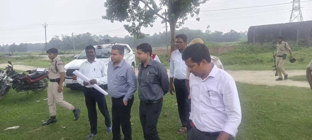 *प्रेस विज्ञप्ति*
समाहरणालय, मधेपुरा
जिला जनसंपर्क कार्यालय
दिनांक : 22 अगस्त 2026
*जिलाधिकारी ने सरकारी भूमि एवं परिसंपत्तियों का किया गहन स्थल निरीक्षण, संरक्षण एवं जनहित में समुचित उपयोग सुनिश्चित करने का दिया निर्देश*
मधेपुरा। जिलाधिकारी, मधेपुरा श्री अभिषेक रंजन द्वारा आज संबंधित पदाधिकारियों के साथ जिले के विभिन्न क्षेत्रों में सरकारी भूमि एवं परिसंपत्तियों का गहन स्थल निरीक्षण किया गया। निरीक्षण का उद्देश्य सरकारी भूमि की वास्तविक स्थिति का जायजा लेने के साथ-साथ उसके संरक्षण, अभिलेखीय स्थिति के अनुरूप स्थल सत्यापन तथा जनहित में समुचित उपयोग सुनिश्चित करना रहा।
*रुपौली पंचायत में सरकारी भूमि का लिया जायजा*
जिलाधिकारी द्वारा प्रखंड सिंहेश्वर अंतर्गत पंचायत रुपौली में स्थित सरकारी भूमि का स्थल निरीक्षण किया गया। इस दौरान उन्होंने संबंधित अधिकारियों से भूमि की वर्तमान स्थिति, उपलब्धता एवं अभिलेखीय विवरण की जानकारी प्राप्त की। जिलाधिकारी ने सरकारी भूमि की पहचान एवं संरक्षण के साथ-साथ आवश्यकता के अनुरूप उसके प्रभावी एवं जनोपयोगी उपयोग को लेकर आवश्यक दिशा-निर्देश दिए।
*ओल्ड पुलिस लाइन एवं वन विभाग की भूमि का भी निरीक्षण*
इसके पश्चात जिलाधिकारी ने ओल्ड पुलिस लाइन स्थित सरकारी भूमि का निरीक्षण करते हुए भूमि की स्थिति एवं उपयोगिता का जायजा लिया। साथ ही वन विभाग, मधेपुरा एवं मधेपुरा प्रखंड से संबंधित सरकारी भूमि का भी स्थल निरीक्षण किया गया। उन्होंने संबंधित पदाधिकारियों से भूमि की उपलब्धता, सीमांकन, वर्तमान उपयोग एवं अभिलेखीय स्थिति की जानकारी ली।
जिलाधिकारी ने अधिकारियों को निर्देश दिया कि सभी सरकारी भूमि का अभिलेखों के अनुरूप स्थल सत्यापन एवं आवश्यक सीमांकन सुनिश्चित किया जाए। साथ ही सरकारी भूमि को अतिक्रमण से सुरक्षित रखने तथा उसकी नियमित निगरानी एवं संरक्षण की दिशा में प्रभावी कार्रवाई करने का निर्देश दिया।
*सरकारी परिसंपत्तियों के संरक्षण एवं जनहित में उपयोग पर विशेष जोर*
जिलाधिकारी श्री अभिषेक रंजन ने कहा कि सरकारी भूमि एवं परिसंपत्तियां सार्वजनिक संपत्ति हैं। इनका संरक्षण प्रशासन की प्राथमिक जिम्मेदारी है। उन्होंने कहा कि उपलब्ध सरकारी भूमि का आवश्यकता, प्राथमिकता एवं स्थानीय जनहित के अनुरूप बेहतर उपयोग सुनिश्चित किया जाना चाहिए, ताकि इसका अधिकतम लाभ आमजन को मिल सके।
उन्होंने संबंधित विभागों के पदाधिकारियों को आपसी समन्वय के साथ भूमि एवं सरकारी परिसंपत्तियों से जुड़े मामलों का निष्पादन करने तथा अभिलेख एवं स्थल की स्थिति में किसी प्रकार की विसंगति पाए जाने पर आवश्यक कार्रवाई सुनिश्चित करने का निर्देश दिया।
जिलाधिकारी के भ्रमण एवं गहन निरीक्षण का मुख्य उद्देश्य सरकारी भूमि एवं परिसंपत्तियों का संरक्षण, अतिक्रमण से सुरक्षा, अभिलेखीय पारदर्शिता तथा जनहितकारी कार्यों के लिए इनके प्रभावी उपयोग को सुनिश्चित करना रहा।
निरीक्षण के दौरान संबंधित विभागों के पदाधिकारी एवं कर्मी उपस्थित रहे।
Information & Public Relations Department, Government of Bihar