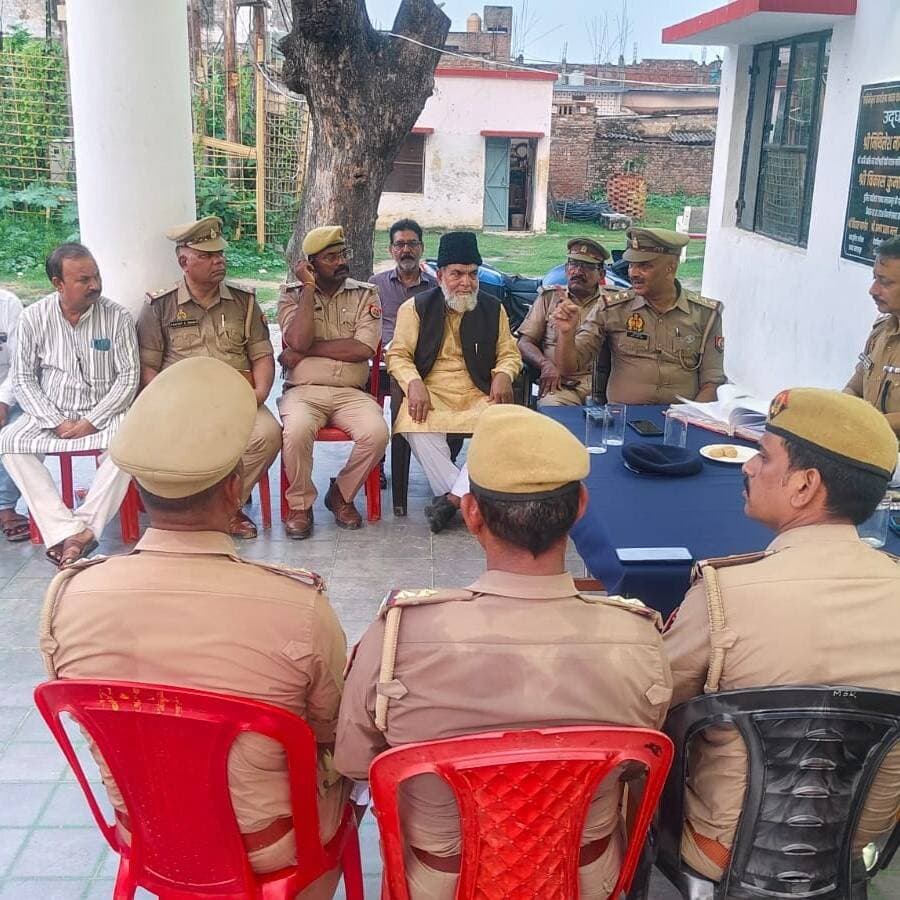 #बलरामपुर; आगामी त्योहारों को लेकर #तुलसीपुर थाने में पीस कमेटी की बैठक, सौहार्द बिगाड़ने वालों पर होगी सख्त कार्रवाई
#तुलसीपुर (#बलरामपुर)। आगामी त्योहारों—श्रावण मास, बारावफात, रक्षाबंधन और श्रीकृष्ण जन्माष्टमी—को शांतिपूर्ण, सकुशल और सौहार्दपूर्ण माहौल में संपन्न कराने के उद्देश्य से शनिवार को थाना तुलसीपुर परिसर में पीस कमेटी की बैठक आयोजित की गई। पुलिस अधीक्षक मार्तंड प्रकाश सिंह के निर्देशन में आयोजित इस बैठक की अध्यक्षता उपजिलाधिकारी तुलसीपुर और क्षेत्राधिकारी अभय प्रताप मल्ल ने की।
बैठक में क्षेत्र के सम्मानित जनप्रतिनिधियों, धर्मगुरुओं, ग्राम प्रधानों और संभ्रांत नागरिकों को आमंत्रित कर आगामी पर्वों को आपसी भाईचारे और शांति के साथ मनाने की अपील की गई।
बैठक में दिए गए प्रमुख निर्देश:
अफवाहों से बचें: किसी भी प्रकार की भ्रामक खबर या अफवाह पर ध्यान न दें।
सोशल मीडिया निगरानी: आपत्तिजनक या भ्रामक संदेश प्रसारित करने वालों पर कड़ी नजर रखी जाएगी।
ध्वनि मानक का पालन: डीजे संचालक निर्धारित मानक और सीमित आवाज में ही डीजे बजाएंगे।
रूट व नियमों का पालन: धार्मिक जुलूस व आयोजनों के लिए तय मार्गों और नियमों का कड़ाई से पालन करना होगा।
त्वरित सूचना: किसी भी संदिग्ध गतिविधि की जानकारी तुरंत स्थानीय पुलिस को दें।
पुलिस अधिकारियों ने स्पष्ट किया कि त्योहारों के दौरान प्रमुख बाजारों, संवेदनशील स्थानों और धार्मिक स्थलों पर अतिरिक्त पुलिस बल तैनात रहेगा। लगातार गश्त और पैनी निगरानी की जाएगी। यदि किसी ने कानून-व्यवस्था प्रभावित करने या अव्यवस्था फैलाने का प्रयास किया, तो उसके विरुद्ध कठोर कानूनी कार्रवाई की जाएगी।
बैठक में उपस्थित पीस कमेटी के सदस्यों और नागरिकों ने पुलिस-प्रशासन को पूर्ण सहयोग देने और सभी त्योहारों को आपसी प्रेम व सामाजिक सद्भाव के साथ मनाने का भरोसा दिलाया।
#balrampur #balrampurpolic #tulsipur