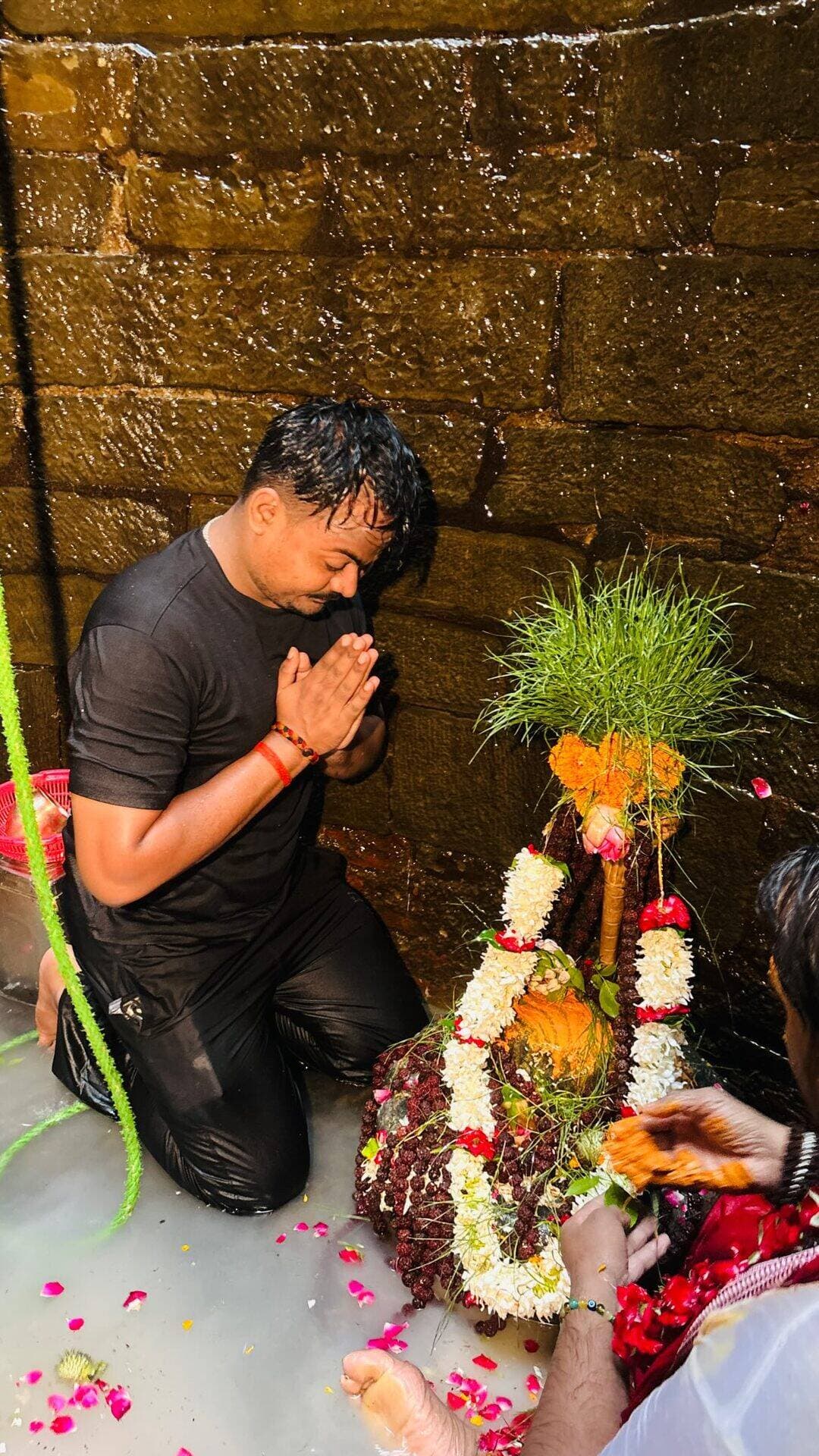आज हुए काशी के रहस्यमयी नागकुआं मंदिर में विराजे करकोटक नागेश्वर महादेव के दुर्लभ दर्शन। 🔱🐍
जैतपुरा स्थित इस प्राचीन नागकूप में साल में विशेष अवसर पर ही दर्शन का मौका मिलता है। आज इस दिव्य दर्शन का सौभाग्य मिला। 🙏❤️
हर हर महादेव! 🔱
सावन, सावन 2026, सावन सोमवार, नाग पंचमी, नाग पंचमी 2026, करकोटक नागेश्वर महादेव, करकोटक नागेश्वर, नागकुआं मंदिर, नाग कूप वाराणसी, नागकूप मंदिर, जैतपुरा वाराणसी, जैतपुरा का नागकुआं, काशी के मंदिर, वाराणसी के प्राचीन मंदिर, बनारस के रहस्यमयी मंदिर, काशी का रहस्यमयी मंदिर, काशी के छुपे हुए मंदिर, वाराणसी Hidden Temple, Banaras Hidden Temple, Kashi Temples, Kashi Mahadev, Mahadev, Shiv, Shiva, Sawan, Sawan 2026, Nag Panchami, Nag Kuan, Nag Koop, Kartotak Nageshwar Mahadev, Varanasi, Banaras, Kashi, Har Har Mahadev, हर हर महादेव, भोलेनाथ, बाबा विश्वनाथ, काशी विश्वनाथ, शिव मंदिर, प्राचीन मंदिर, रहस्यमयी मंदिर, धार्मिक स्थल वाराणसी, Varanasi Temples, Banaras Temples, Kashi Darshan
#करकोटकनागेश्वर #नागकुआं #नागकूप #नागपंचमी #सावन सावन2026 महादेव काशी बनारस वाराणसी HarHarMahadev Kashi Banaras Varanasi