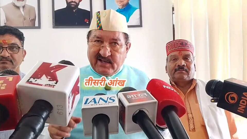 उत्तराखंड राज्य बने 26 साल पूरे हो चुके हैं। राज्य आंदोलन के दौर में सड़क, शिक्षा और स्वास्थ्य यहां के लोगों की सबसे बड़ी जरूरत और प्रमुख मुद्दे थे। लेकिन सवाल यह है कि 26 साल बाद भी क्या इन तीनों क्षेत्रों की तस्वीर बदली है? पहाड़ों में आज भी सड़क, बेहतर शिक्षा और स्वास्थ्य सुविधाओं की कमी लोगों की चिंता बनी हुई है। ऐसे में जब मंत्री जी कहते हैं कि “हर काम में समय लगता है”, तो सवाल उठता है कि आखिर इन बुनियादी जरूरतों के लिए और कितना समय लगेगा? क्या उत्तराखंड की जनता को इन मुद्दों पर ठोस बदलाव के लिए अभी और इंतजार करना होगा? क्योंकि 2027 का चुनाव नजदीक है और यह ही तीन मुद्दे फिर सुनाई देंगे🤦🤦🤦