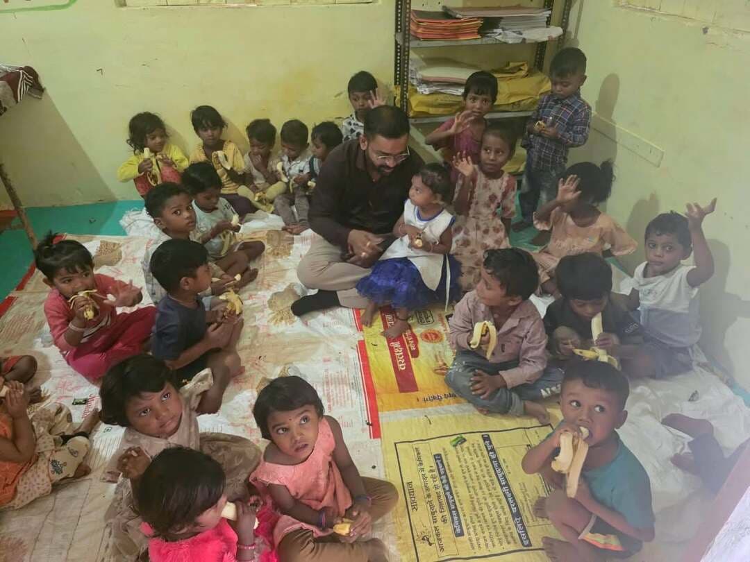 मुख्यमंत्री जन विश्वास अभियान: दूरस्थ व दुर्गम वनांचल ग्राम ढेकना में पहुँचा प्रशासन; ग्रामीणों के द्वार पर हुआ समस्याओं का त्वरित निराकरण
कलेक्टर नर्मदापुरम श्री सोमेश मिश्रा के निर्देशानुसार एसडीएम सिवनी मालवा श्री विजय राय के मार्गदर्शन में सिवनी मालवा क्षेत्र के अत्यंत दूरस्थ एवं वनांचल ग्रामीण क्षेत्रों में 'मुख्यमंत्री जन विश्वास अभियान' के तहत विशेष जन कल्याणकारी शिविर का भव्य एवं सफल आयोजन किया गया। विकासखंड मुख्यालय से लगभग 40 किलोमीटर दूर दुर्गम क्षेत्र में स्थित ग्राम ढेकना में आयोजित इस शिविर के माध्यम से चार प्रमुख ग्राम पंचायतों—पलासी, गीतखेड़ा, आमाकटारा एवं ढेकना के सैकड़ों ग्रामीणों एवं हितग्राहियों को शासकीय योजनाओं का सीधा व त्वरित लाभ पहुंचाया गया।
मुख्यमंत्री जन विश्वास अभियान के तहत क्षेत्रीय विधायक सिवनी मालवा श्री प्रेमशंकर वर्मा जी द्वारा भी इस अभियान को जन जन तक पहुंचने हेतु स्थानीय प्रशासन को ब्लॉक स्तरीय शिविर लगाने हेतु निर्देशित किया था।
इसी कड़ी में एसडीएम सिवनी मालवा एवं तहसीलदार सिवनी मालवा की देखरेख में पूरा ब्लॉक स्तरीय प्रशासन जिसमें CEO जनपद पंचायत विकासखंड चिकित्सा अधिकारी, उपयंत्री पPWD, पशु चिकित्सा अधिकारी, महिला बाल विकास अधिकारी, वन विभाग के अधिकारियों/कर्मचारियों के साथ ही अन्य ब्लॉक स्तरीय अधिकारी/ कर्मचारी भी स्वयं ग्रामीणों के बीच उपस्थित रहे।
जनप्रतिनिधियों ने ग्रामीणों के बीच बैठकर उनकी समस्याओं व मांगों को ध्यानपूर्वक सुना तथा प्रशासनिक अधिकारियों से संवाद कर समस्याओं के पारदर्शी एवं समय-सीमा में निराकरण हेतु आश्वस्त किया। शिविर के दौरान प्रशासनिक अधिकारियों द्वारा क्षेत्र की आंगनवाड़ी केंद्रों, शासकीय प्राथमिक व माध्यमिक शालाओं तथा उप-स्वास्थ्य केंद्रों का औचक निरीक्षण भी किया गया। इसी क्रम में एसडीएम सिवनी मालवा ने ग्राम ढेकना स्थित आंगनबाड़ी भवन पहुंचकर बच्चों से चर्चा की एवं उन्हें मिठाई तथा फल भी बांटे। बच्चों के साथ फर्श पर बैठकर बच्चों से गिनती, पहाड़ी इत्यादि पूछे जिससे बच्चों में उत्साह का माहौल रहा तथा छोटे-छोटे नन्हे बच्चों का मनोबल बढ़ा।
शिविर में ग्रामीणों द्वारा विभिन्न विभागों से संबंधित मांगों व समस्याओं के आवेदन प्रस्तुत किए गये। मुख्यमंत्री जन विश्वास अभियान के तहत दूरस्थ ग्राम ढेकना में आयोजित शिविर में राजस्व, P.W.D., P.H.E., पशुपालन, शिक्षा, दूरसंचार, बिजली, सहकारिता, सिंचाई, पंचायत, कृषि, स्वास्थ्य एवं सामाजिक न्याय विभागों द्वारा ग्रामीणों की समस्याओं एवं प्राप्त आवेदनों का त्वरित व समय-सीमा में निराकरण किया गया।
(फार्मर आईडी, जाति प्रमाण पत्र, राजस्व अभिलेख सुधार आदि हेतु प्राप्त आवेदनों को सूचीबद्ध कर एसडीएम सिवनी व तहसीलदार सिवनी मालवा के निर्देशन में समय-सीमा में निराकरण हेतु दर्ज किया गया)। जिन तकनीकी/ऑनलाइन सेवाओं एवं ई-केवाईसी (e-KYC) संबंधी कार्यों का निष्पादन मौके पर संभव नहीं हो सका, उन हितग्राहियों की पृथक सूची तैयार की गई है। राजस्व व प्रशासनिक अमले द्वारा इन ग्रामीणों को आगामी लोखरतलाई शिविर में शासकीय वाहन की सुविधा उपलब्ध कराकर ले जाया जाएगा।
#narmadapuram CM Madhya Pradesh Dr Mohan Yadav Jansampark Madhya Pradesh Department Of Revenue, Madhya Pradesh Panchayat, Rural Development and Social Welfare Department of Madhya Pradesh Department of School Education, Madhya Pradesh