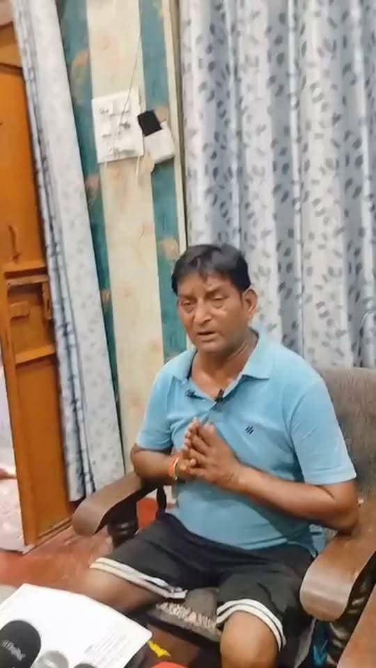 नैनी के निजी अस्पताल पर कैंसर रिपोर्ट छिपाने का आरोप, पिता बोले- गलत ऑपरेशन से बिगड़ी बेटे की हालत
प्रयागराज। यमुनानगर के नैनी स्थित अक्षयवट एवं ट्रॉमा सेंटर पर गंभीर लापरवाही का आरोप लगा है।
गौहनिया चौराहा निवासी संजय जायसवाल ने आरोप लगाया कि उनके बेटे समीर जायसवाल के दाहिने पैर के घुटने में दर्द था। अस्पताल में डॉ. आर. पी. पांडे ने ऑपरेशन किया, लेकिन दर्द ठीक नहीं हुआ। आरोप है कि बाद की जांच में कैंसर के लक्षण मिले, फिर भी अस्पताल ने रिपोर्ट परिवार को नहीं दी, जिससे सही इलाज में देरी हुई।
पीड़ित पिता का कहना है कि पुलिस और स्वास्थ्य विभाग को तहरीर देने के बावजूद कोई कार्रवाई नहीं हुई। शुक्रवार को परिवार ने मीडिया के सामने आकर योगी सरकार से निष्पक्ष जांच की मांग की।
पीड़ित परिवार की मांग -
1. पूरे मामले की उच्चस्तरीय मेडिकल जांच हो।
2. सभी रिपोर्ट परिवार को सौंपी जाएं।
3. लापरवाही मिलने पर अस्पताल और डॉक्टर पर सख्त कार्रवाई हो।
वहीं, इस मामले में अस्पताल और डॉक्टर का पक्ष अभी सामने नहीं आया है। पक्ष मिलने पर उसे भी प्रकाशित किया जाएगा।