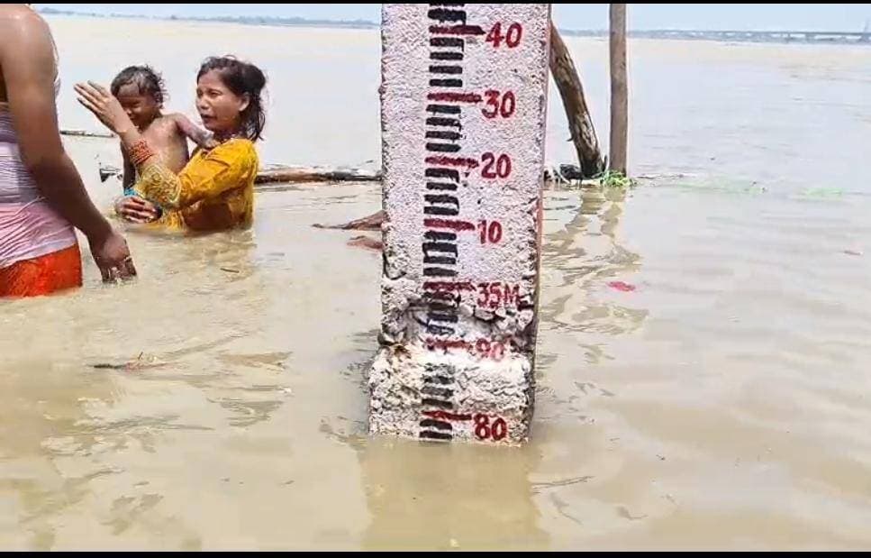 सुल्तानगंज में उफनाई गंगा, अजगैबीनाथ धाम में खतरे के निशान से 4 सेंटीमीटर ऊपर पहुंचा जलस्तर......see more