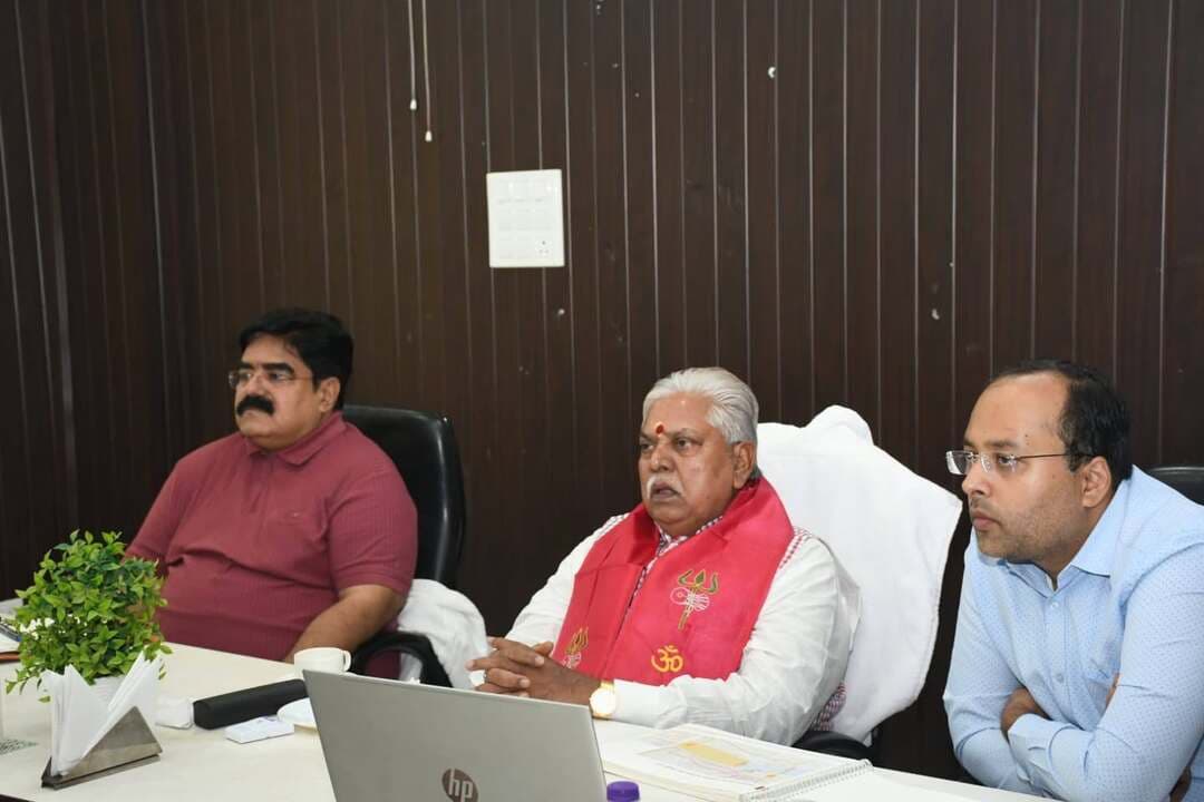 विष्णुपद कॉरिडोर को भव्य, दिव्य और विश्वस्तरीय स्वरूप देने की दिशा में तेज होगी कार्रवाई : बिहार विधानसभा अध्यक्ष डॉ. प्रेम कुमार
गया। बिहार विधानसभा अध्यक्ष डॉ. प्रेम कुमार ने आज गयाजी जिला अतिथि गृह सभागार में विष्णुपद टेंपल कॉरिडोर के कंसलटेंट, जिला पदाधिकारी, नगर आयुक्त सहित संबंधित विभागों के पदाधिकारियों के साथ परियोजना की विस्तृत समीक्षा बैठक की। बैठक में कॉरिडोर के प्रस्तावित मास्टर प्लान, विभिन्न निर्माण कार्यों, यातायात व्यवस्था, तीर्थयात्रियों की सुविधाओं, फल्गु नदी के घाटों के विकास तथा आधारभूत संरचनाओं को लेकर विस्तार से चर्चा की गई।
बैठक में कंसलटेंट द्वारा प्रस्तुत परियोजना के अनुसार विष्णुपद टेंपल कॉरिडोर का कुल प्रस्तावित निर्मित क्षेत्र 88,340.28 वर्गमीटर तथा परियोजना की अनुमानित कुल लागत लगभग ₹1,531.29 करोड़ है। डॉ. प्रेम कुमार ने कहा कि विष्णुपद मंदिर केवल गया की पहचान नहीं, बल्कि देश-दुनिया के करोड़ों श्रद्धालुओं की आस्था का प्रमुख केंद्र है। इसलिए कॉरिडोर का विकास गयाजी की धार्मिक, आध्यात्मिक और सांस्कृतिक गरिमा के अनुरूप होना चाहिए।
उन्होंने कहा कि परियोजना में श्रद्धालुओं के लिए आधुनिक एवं सुविधाजनक पिलग्रिम फैसिलिटेशन सेंटर में 400 बेड, लगभग 540 बेड की डॉर्मिटरी, पिंडदान की सुविधाएं, शू एवं लगेज सुविधा, शौचालय, प्रतीक्षालय तथा अन्य जनसुविधाओं का प्रावधान किया गया है। इससे देश-विदेश से आने वाले श्रद्धालुओं को बेहतर सुविधा उपलब्ध होगी।
डॉ. प्रेम कुमार ने बताया कि परियोजना में 630 कार, 14 बस एवं 20 मिनी बस के लिए मल्टी लेवल कार पार्किंग (MLCP), फैसिलिटी मैनेजमेंट ऑफिस, इलेक्ट्रिक सब-स्टेशन तथा पार्किंग से जुड़ी सुविधाओं का प्रावधान है। इसके साथ ही हाईवे से MLCP तक एलिवेटेड रोड, डायरेक्ट व्हीकुलर एक्सेस लिंक, ड्रॉप-ऑफ प्लाजा तथा ई-कार्ट रूट विकसित किए जाने की योजना है। उन्होंने कहा कि इससे मंदिर क्षेत्र में यातायात का दबाव कम होगा और श्रद्धालुओं को सुगम आवागमन की सुविधा मिलेगी।
विष्णुपद मंदिर परिसर का होगा समग्र विकास
उन्होंने कहा कि कॉरिडोर परियोजना में मुख्य विष्णुपद मंदिर परिसर का उन्नयन, मंदिर के आसपास स्थित चिन्हित मंदिरों का स्थानांतरण एवं समेकित पुनर्वास, सूर्यकुंड का पुनर्विकास एवं ऐतिहासिक जल संरचना का संरक्षण तथा मंदिर के प्रवेश क्षेत्र का विकास शामिल है। इसके अलावा लगभग 2,000 वर्गमीटर क्षेत्र में बैंक्वेट हॉल के निर्माण का भी प्रस्ताव है।
डॉ. प्रेम कुमार ने कहा कि मंदिर परिसर के विकास में गयाजी की प्राचीनता, धार्मिक परंपरा और वास्तु विरासत का विशेष ध्यान रखा जाए। विकास कार्य आधुनिक सुविधाओं से युक्त हों, लेकिन उनकी मूल आत्मा और धार्मिक स्वरूप अक्षुण्ण रहना चाहिए।
फल्गु नदी के घाटों का होगा कायाकल्प
बैठक में फल्गु नदी के दोनों तटों के विकास पर भी विशेष चर्चा हुई। परियोजना के अनुसार पश्चिमी घाट लगभग 451 मीटर तथा पूर्वी घाट लगभग 410 मीटर क्षेत्र में विकसित किए जाने का प्रस्ताव है। घाटों पर छायादार प्रोमेनेड, ई-कार्ट रूट, पैदल पथ, पेयजल, सार्वजनिक शौचालय, चेंजिंग रूम, शेड एवं अन्य सुविधाएं विकसित की जाएंगी।
उन्होंने कहा कि 108 फीट ऊंची भगवान विष्णु की प्रतिमा को प्रमुख रिवरफ्रंट लैंडमार्क के रूप में विकसित करने का प्रस्ताव है। इसके साथ ही घाट क्षेत्र में छतरी, पैदल संपर्क तथा अन्य सौंदर्यीकरण कार्य किए जाएंगे।
पूर्वी तट पर टूरिस्ट फैसिलिटेशन सेंटर, घाटों का पुनर्विकास तथा फल्गु घाट से सीता कुंड तक पैदल कनेक्टिविटी विकसित करने का प्रस्ताव है। डॉ. प्रेम कुमार ने कहा कि इससे गयाजी आने वाले श्रद्धालुओं और पर्यटकों को धार्मिक स्थलों के बीच बेहतर संपर्क मिलेगा।
नाला, सीवरेज और STP की व्यवस्था पर जोर
डॉ. प्रेम कुमार ने कहा कि गयाजी के विकास के साथ-साथ स्वच्छता और पर्यावरण संरक्षण को सर्वोच्च प्राथमिकता दी जानी चाहिए। परियोजना में ओपन ड्रेन रिवाइटलाइजेशन एवं STP, नाला तथा सीवरेज इंफ्रास्ट्रक्चर को भी शामिल किया गया है।
उन्होंने निर्देश दिया कि शहर के नालों का पानी सीधे फल्गु नदी में जाने से रोकने के लिए प्रभावी व्यवस्था सुनिश्चित की जाए। सीवरेज ट्रीटमेंट प्लांट तथा नाला पुनर्जीवन कार्य को समग्र योजना के साथ जोड़ा जाए, ताकि फल्गु नदी की स्वच्छता एवं पवित्रता बनी रहे।
श्मशान एवं अन्य जनसुविधाओं का भी विकास
परियोजना में क्रिमेशन फैसिलिटी एवं इलेक्ट्रिक क्रिमेशन शेड, प्रतीक्षालय, स्टोरेज शेड, सार्वजनिक सुविधाएं एवं अन्य आवश्यक संरचनाओं का प्रावधान है। डॉ. प्रेम कुमार ने कहा कि तीर्थयात्रियों के साथ-साथ स्थानीय नागरिकों की आवश्यकताओं को ध्यान में रखते हुए सभी सुविधाओं का निर्माण किया जाए।
उन्होंने अधिकारियों से कहा कि परियोजना के सभी घटकों के लिए समयबद्ध कार्ययोजना तैयार की जाए तथा जिन कार्यों में राज्य या केंद्र सरकार के स्तर पर समन्वय की आवश्यकता है, उन्हें प्राथमिकता के आधार पर आगे बढ़ाया जाए।
बैठक में जिला पदाधिकारी, नगर आयुक्त, विष्णुपद कॉरिडोर के कंसलटेंट एवं संबंधित विभागों के पदाधिकारी उपस्थित रहे।
#गयाजी
#गया_हो
#gayastation
#GayaPolice
#बिहार
#LatestNews
#Gaya
#bihar
#JitanRamManjhi
#DrPremKumar