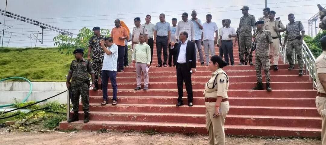 श्रावणी मेला को लेकर डीएम-एसपी ने अशोकधाम का किया निरीक्षण
लखीसराय। श्रावणी मेला- के मद्देनजर जिला पदाधिकारी शैलेंद्र कुमार एवं पुलिस अधीक्षक प्रेरणा कुमार ने शनिवार को अशोकधाम मंदिर परिसर, अशोकधाम रेलवे स्टेशन तथा मंदिर तक जाने वाले कांवरिया मार्ग का निरीक्षण किया।
इस दौरान अधिकारियों ने श्रद्धालुओं की सुरक्षा, भीड़ नियंत्रण, यातायात व्यवस्था, प्रवेश एवं निकास मार्ग, बैरिकेडिंग, पार्किंग सहित अन्य आवश्यक व्यवस्थाओं का बारीकी से जायजा लिया। डीएम-एसपी ने संबंधित पदाधिकारियों को श्रद्धालुओं की सुविधा एवं सुरक्षा को सर्वोच्च प्राथमिकता देते हुए सभी व्यवस्थाओं को सुदृढ़ रखने का निर्देश दिया।
अधिकारियों ने भीड़ प्रबंधन पर विशेष निगरानी रखने, कांवरिया मार्ग पर यातायात व्यवस्था सुचारु बनाए रखने तथा मंदिर एवं रेलवे स्टेशन पर पर्याप्त सुरक्षा व्यवस्था सुनिश्चित करने को कहा। प्रशासन ने श्रावणी मेला के दौरान श्रद्धालुओं को किसी प्रकार की परेशानी नहीं हो, इसके लिए सभी आवश्यक तैयारियां समय पर पूरी करने का निर्देश दिया।