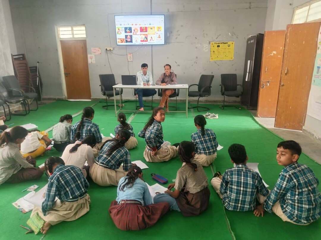 सांदीपनि विद्यालय में चित्रकला प्रतियोगिता आयोजित
------
संत शिरोमणि रविदास जी की 650वीं जयंती के उपलक्ष्य में सांदीपनि विद्यालय, श्योपुर में विद्यार्थियों के लिए चित्रकला प्रतियोगिता का आयोजन किया गया। प्रतियोगिता में विद्यार्थियों ने संत रविदास जी के जीवन, विचारों, सामाजिक समरसता एवं मानवता के संदेश को चित्रों के माध्यम से अभिव्यक्त किया।
श्री राजेश शर्मा एवं श्री लोकेश मथुरिया के मार्गदर्शन में आयोजित उक्त प्रतियोगिता में भुवनेश्वर सिंह ने प्रथम स्थान, काजल सेन ने द्वितीय स्थान तथा अनन्या टैगोर ने तृतीय स्थान प्राप्त किया।
इस अवसर पर विद्यालय के प्राचार्य श्री अशोक खंडेलवाल ने विद्यार्थियों का उत्साहवर्धन करते हुए संत रविदास जी के आदर्शों एवं उनके समतामूलक विचारों को जीवन में अपनाने का संदेश दिया। विद्यालय परिवार द्वारा विजेता विद्यार्थियों को बधाई एवं शुभकामनाएँ दी गईं। प्रतियोगिता के माध्यम से विद्यार्थियों में रचनात्मकता के साथ-साथ संत रविदास जी के जीवन एवं विचारों के प्रति जागरूकता विकसित करने की पहल की गई।
-
CM Madhya Pradesh
Jansampark Madhya Pradesh
#JansamparkMP
#sheopur