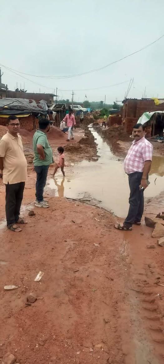 केन-बेतवा लिंक परियोजना के प्रभावित परिवारों के लिए प्रशासन संवेदनशील
नवीन बसाहट करौंदिया में जलभराव की समस्या का तत्काल समाधान, सुरक्षा फेंसिंग और पेयजल शुद्धिकरण का कार्य शुरू
छतरपुर। केन-बेतवा लिंक परियोजना के अंतर्गत ग्राम ढौढ़न से विस्थापित परिवारों को ग्राम करौंदिया में निर्मित नवीन बसाहट में पुनर्वासित किया गया है। नवीन बसाहट में निवासरत परिवारों की सुविधा, सुरक्षा और मूलभूत आवश्यकताओं की सतत निगरानी के लिए जिला प्रशासन के निर्देश पर जिला एवं जनपद स्तरीय अधिकारियों की संयुक्त टीम ने स्थल निरीक्षण किया।
निरीक्षण के दौरान पिछले दो-तीन दिनों में हुई तेज बारिश के कारण नवीन बसाहट के चार स्थानों पर अस्थायी जलभराव पाया गया। इसके अलावा बसाहट के पिछले हिस्से में स्थित एक गड्ढे में भी बड़ी मात्रा में वर्षाजल जमा मिला।
स्थिति को तत्काल संज्ञान में लेते हुए प्रशासन द्वारा बिना विलंब जलनिकासी की व्यवस्था शुरू कराई गई। जलभराव वाले स्थानों से पानी निकालने के लिए अस्थायी कच्चे चैनल तैयार किए गए और वर्षाजल को डायवर्ट कर बसाहट के पीछे स्थित प्राकृतिक नाले की ओर प्रवाहित कराया गया। त्वरित कार्रवाई के बाद जलभराव की स्थिति का प्रभावी रूप से निराकरण किया गया।
सुरक्षा के लिए फेंसिंग, पेयजल को सुरक्षित बनाने के लिए क्लोरीनेशन
नवीन बसाहट में निवासरत परिवारों की सुरक्षा को ध्यान में रखते हुए पिछले हिस्से में स्थित जलभराव वाले गड्ढे के चारों ओर सुरक्षा फेंसिंग का कार्य भी तत्काल शुरू कराया गया है। इसका उद्देश्य किसी भी प्रकार की दुर्घटना की आशंका को रोकना है।
वहीं, परिवारों को स्वच्छ एवं सुरक्षित पेयजल उपलब्ध कराने के लिए कुएं के पानी में निर्धारित मात्रा में क्लोरीन की गोलियां डाली गईं। पेयजल की स्वच्छता और सुरक्षा सुनिश्चित करने के लिए आवश्यक सावधानियां बरती जा रही हैं।
स्थायी जलनिकासी सहित मूलभूत सुविधाओं के विकास की कार्ययोजना तैयार
नवीन बसाहट में वर्षाजल की स्थायी एवं समुचित निकासी तथा विस्थापित परिवारों को आवश्यक नागरिक सुविधाएं उपलब्ध कराने के लिए शासन स्तर पर स्थायी अधोसंरचना विकास की कार्ययोजना तैयार की गई है।
कार्ययोजना में सीसी नालियों के निर्माण, सड़क, विद्युत व्यवस्था, सामुदायिक भवन, आंगनवाड़ी भवन, प्राथमिक शाला भवन सहित अन्य आवश्यक मूलभूत सुविधाओं को शामिल किया गया है।
कार्ययोजना को स्वीकृति मिलने के बाद आवश्यकतानुसार सभी स्थायी अधोसंरचनात्मक कार्य प्राथमिकता के आधार पर शीघ्र प्रारंभ कराए जाएंगे। इससे नवीन बसाहट में रह रहे विस्थापित परिवारों को सुरक्षित, व्यवस्थित और बेहतर आवासीय वातावरण उपलब्ध कराने में मदद मिलेगी।
जिला प्रशासन द्वारा केन-बेतवा लिंक परियोजना से प्रभावित एवं विस्थापित परिवारों की समस्याओं के प्रति संवेदनशील और त्वरित दृष्टिकोण अपनाया जा रहा है। तत्काल राहत एवं व्यवस्थाओं के साथ-साथ स्थायी समाधान की दिशा में भी आवश्यक कार्रवाई सुनिश्चित की जा रही है।
