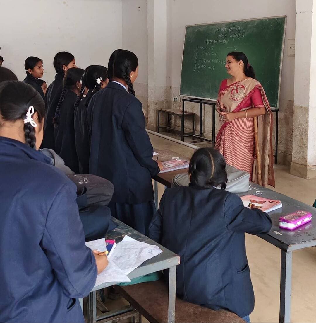 बस्तर में शिक्षा की गुणवत्ता सुधारने प्रशासनिक निगरानी तेज।
अगस्त के तृतीय शनिवार को 178 नोडल अधिकारियों ने जिले के 170 से अधिक शासकीय हाईस्कूल एवं हायर सेकेण्डरी विद्यालयों का निरीक्षण किया।
शिक्षक उपस्थिति, पाठ्यक्रम, विद्यार्थियों की उपस्थिति और शैक्षणिक गतिविधियों की समीक्षा के साथ छात्रों को परीक्षाओं के लिए प्रोत्साहित किया गया।