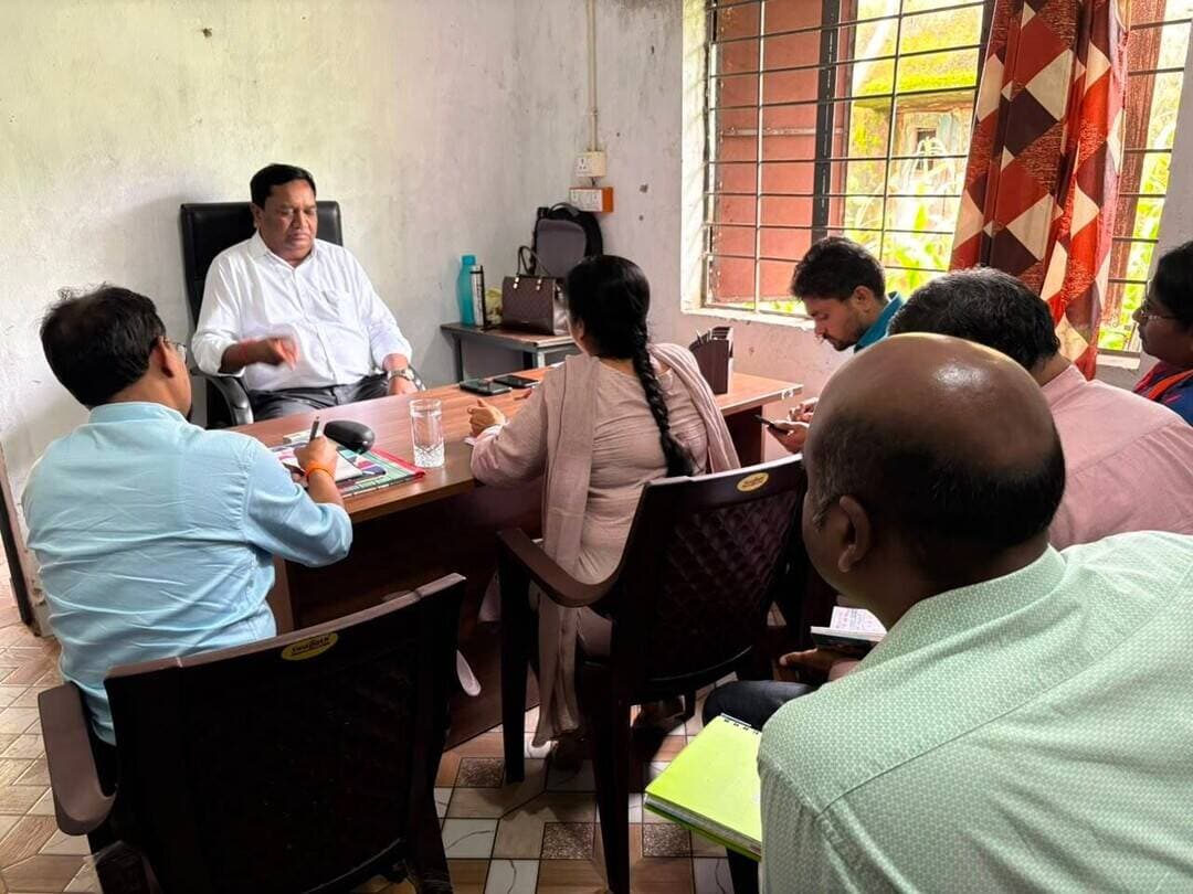 दूरस्थ बस्तर में प्रशासन की सक्रियता।
भोपालपट्टनम में कमिश्नर श्री डोमन सिंह ने विभिन्न कार्यालयों का निरीक्षण कर राजस्व प्रकरणों के समयबद्ध निराकरण, अभिलेखों के सुरक्षित संधारण और आमजन को बेहतर लोक सेवाएं उपलब्ध कराने पर जोर दिया।
#Bastar #Chhattisgarh