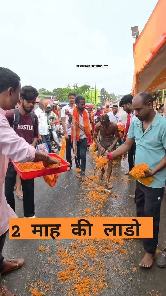 2 महीने की लाडो पिता के डोली में सवार पहुंची बाबा दरबार