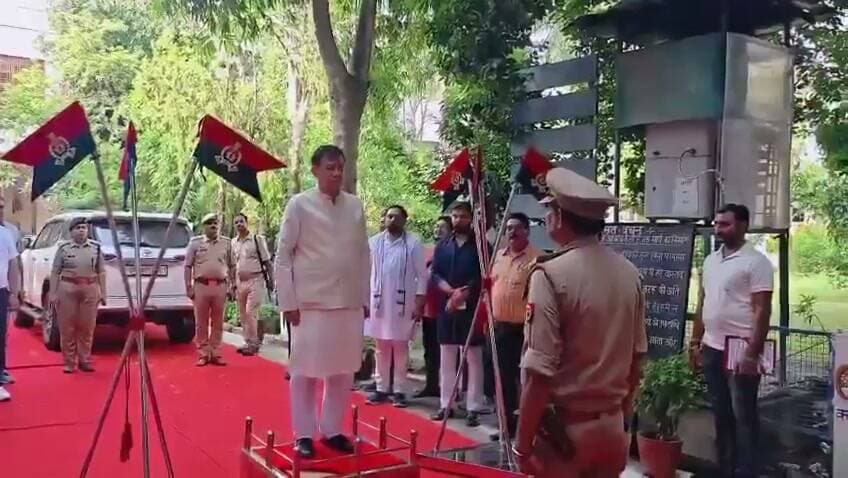 यूपी विधानसभा के अध्यक्ष और BJP के वरिष्ठ नेता सतीश महाना राष्ट्रगान के बीच ही चल पड़े.
शायद कहीं जल्दी पहुंचना होगा. बड़े लोग हैं, व्यस्त रहते हैं. राष्ट्रगान तो बजता रहता है.