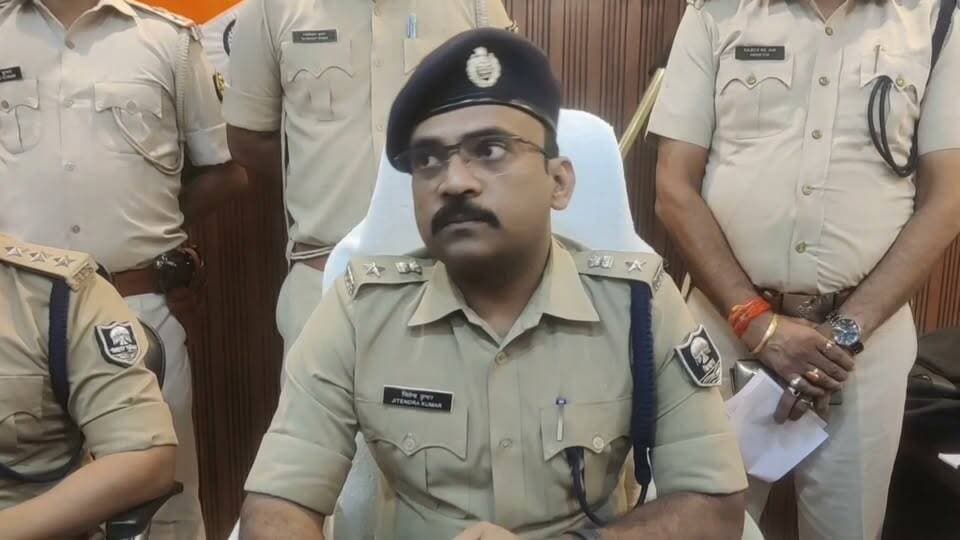 एक कंटेनर से 50 लाख रुपए मूल्य से अधिक की विदेशी शराब के साथ एक तस्कर को किया गिरफ्तार