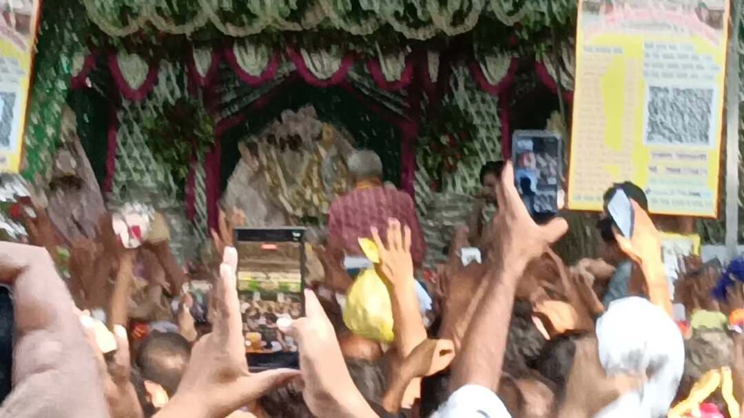 🌸🙏 श्री राधे रानी के दिव्य दर्शन 🙏🌸
आज सावन के पावन रविवार की अमृत बेला में बरसाना धाम स्थित श्रीजी मंदिर में राधे रानी जी के मनोहारी श्रृंगार एवं भव्य आरती के दिव्य-अलौकिक दर्शन करने का सौभाग्य प्राप्त हुआ।
श्रीजी के इस अनुपम स्वरूप के दर्शन से मन भक्तिभाव और आनंद से भर उठा।
श्री राधे रानी जी की कृपा सभी भक्तों पर सदैव बनी रहे।
🌺 राधे राधे! 🙏🌸
