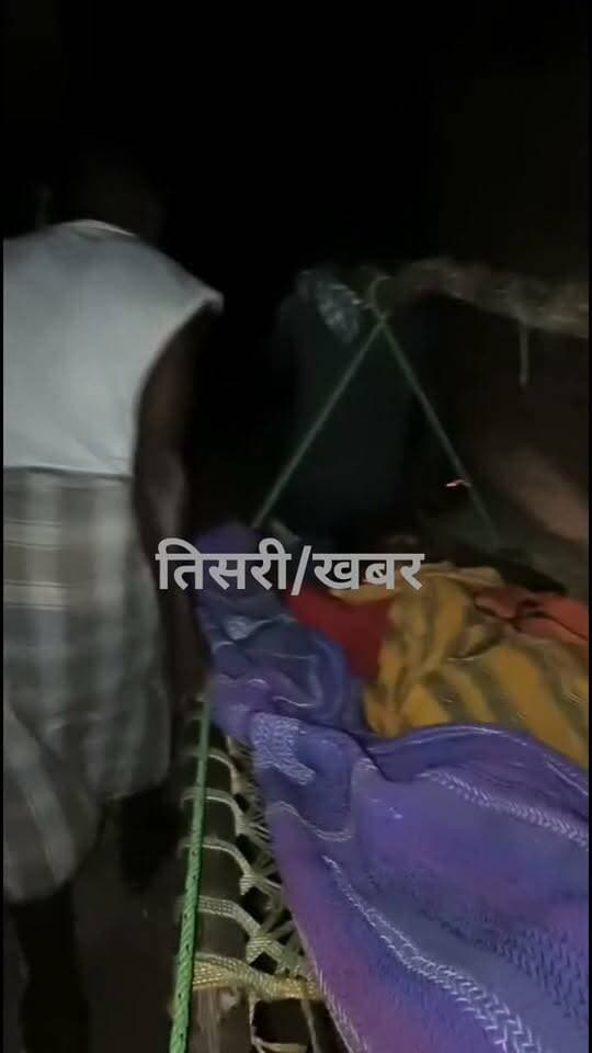 खाट पर मरीज को नदी पार कर पहुंचाया मुख्य सड़क तक, तिसरी की बदहाल स्वास्थ्य व्यवस्था की तस्वीर फिर आई सामने
#highlight
#jharkhand
