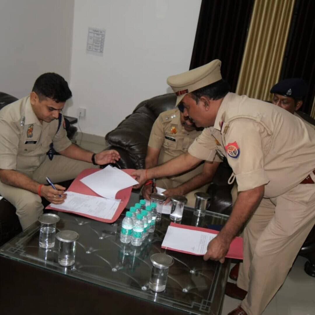 नवागत वरिष्ठ पुलिस अधीक्षक विकास कुमार (IPS) द्वारा दिनांक 22-08-2026 को जनपद झाँसी के SSP के रूप में कार्यभार ग्रहण किया गया। झाँसी आगमन पर पुलिस लाइन, झाँसी में अधीनस्थ पुलिस अधिकारियों द्वारा उनका गरिमापूर्ण स्वागत किया गया।