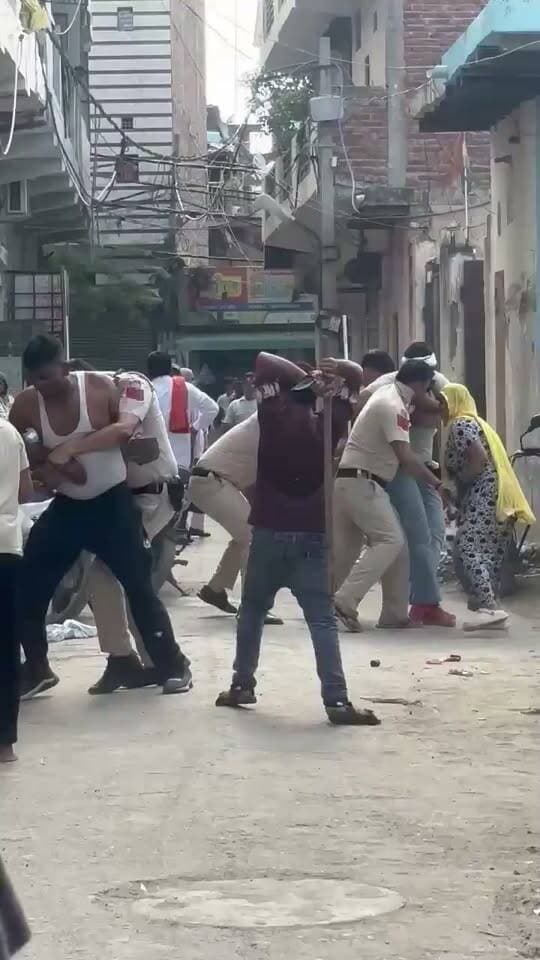 BREAKING | दिल्ली के भलस्वा डेयरी इलाके में पुलिस पर हमला
— हमले में 3 पुलिसकर्मी घायल
— घटना का वीडियो सामने आया
— पुलिस ने एक नाबालिग को पकड़ा,
अन्य आरोपियों की तलाश जारी
Delhi Police #दिल्ली_पुलिस