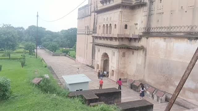 ✨ इतिहास के आंगन में एक यादगार दिन… 🏰❤️
ओरछा की धरती पर कदम रखते ही इतिहास जैसे खुद से रूबरू कराने लगता है। आज इसी ऐतिहासिक नगरी में स्थित भव्य जहाँगीर महल को करीब से देखने और उसकी अद्भुत स्थापत्य कला को निहारने का अवसर मिला। 🙏
महल की विशाल दीवारें, बुंदेली वास्तुकला की बारीकियाँ और सदियों पुरानी विरासत अपने आप में इतिहास का एक जीवंत अध्याय हैं। हर कोना गौरवशाली अतीत की कहानी बयां करता नजर आया। ✨
ओरछा की इस ऐतिहासिक धरोहर का अनुभव सच में अविस्मरणीय रहा।
आप भी देखिए जहाँगीर महल की भव्यता और महसूस कीजिए इतिहास की खूबसूरती… 📸🏰