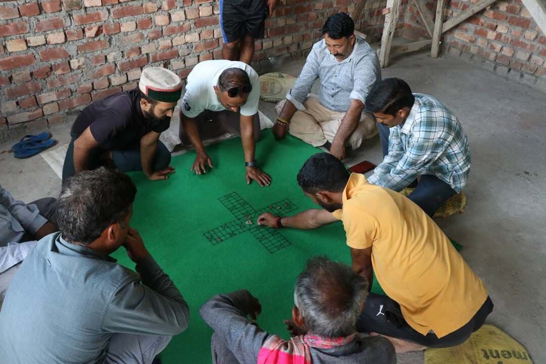 *छिंज मेला कमेटी कैंथली कोटला में कौड़ी प्रतियोगिता का आगाज, 31 टीमों ने लिया हिस्सा*
चंबा। छिंज मेला कमेटी कैंथली (कोटला) द्वारा रविवार को कौड़ी प्रतियोगिता का शुभारंभ किया गया। *प्रतियोगिता में ग्राम पंचायत चोली के पूर्व उपप्रधान सुरेंद्र कुमार* (*छिन्दु) ने बतौर मुख्यातिथि शिरकत की*।
मेला कमेटी के सदस्यों ने मुख्यातिथि का गर्मजोशी से स्वागत करते हुए उन्हें शॉल, टोपी और बैज पहनाकर सम्मानित किया*। इस दौरान मुख्यातिथि ने प्रतियोगिता में भाग लेने वाली टीमों का उत्साहवर्धन किया और आयोजकों को प्रतियोगिता के सफल आयोजन के लिए शुभकामनाएं दीं।
गौरतलब है कि कौड़ी प्रतियोगिता को चौपर खेल के नाम से भी जाना जाता है। पारंपरिक खेलों को बढ़ावा देने के उद्देश्य से आयोजित इस प्रतियोगिता में कुल 31 टीमों ने भाग लिया। प्रतियोगिता को लेकर खिलाड़ियों और स्थानीय लोगों में खासा उत्साह देखने को मिला।
मेला कमेटी के पदाधिकारियों ने कहा कि इस तरह की प्रतियोगिताओं का आयोजन ग्रामीण क्षेत्रों की पारंपरिक खेल संस्कृति को जीवंत रखने के साथ-साथ युवाओं को खेलों से जोड़ने में भी महत्वपूर्ण भूमिका निभाता है।