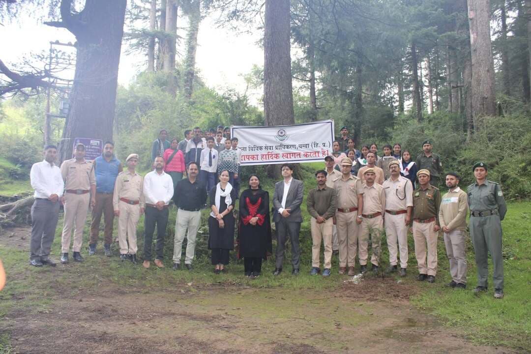 प्रेस नोट
डीएलएसए चम्बा ने खज्जियार में चलाया पौधारोपण अभियान, विद्यार्थियों ने लिया पर्यावरण संरक्षण का संकल्प
खज्जियार, चम्बा, 22 अगस्त 2026:
जिला विधिक सेवाएं प्राधिकरण (डीएलएसए) चम्बा द्वारा माननीय अध्यक्ष, डीएलएसए चम्बा, श्रीमती अनुजा सूद के मार्गदर्शन एवं तत्वावधान में खज्जियार में पौधारोपण अभियान आयोजित किया गया। इस अभियान में राजकीय वरिष्ठ माध्यमिक पाठशाला, खज्जियार के विद्यार्थियों ने उत्साहपूर्वक भाग लिया। अभियान के आयोजन में वन विभाग का महत्वपूर्ण सहयोग रहा।
कार्यक्रम में सचिव, जिला विधिक सेवाएं प्राधिकरण चम्बा, श्री एकांश कपिल, सुश्री विभूति बहुगुणा, यातायात मजिस्ट्रेट, चम्बा, तथा श्री नवनाथ माने, वन मंडलाधिकारी (वन्यजीव), चम्बा उपस्थित रहे। इसके अतिरिक्त वन विभाग के अन्य अधिकारी एवं कर्मचारी भी उपस्थित रहे तथा पौधारोपण अभियान में सक्रिय सहयोग प्रदान किया।
इस दौरान देवदार तथा अन्य स्थानीय एवं देशज प्रजातियों के पौधे रोपे गए। अभियान का उद्देश्य पर्यावरण संरक्षण, वनों के महत्व तथा स्थानीय जैव-विविधता के संरक्षण के प्रति विद्यार्थियों एवं आमजन में जागरूकता पैदा करना था।
इस अवसर पर माननीय अध्यक्ष, डीएलएसए चम्बा ने विद्यार्थियों को संबोधित करते हुए कहा कि केवल पौधा लगाना ही पर्याप्त नहीं है, बल्कि लगाए गए पौधों की देखभाल एवं सुरक्षा सुनिश्चित करना भी आवश्यक है। उन्होंने विद्यार्थियों से आग्रह किया कि वे लगाए गए पौधों को अपनाएं तथा नियमित रूप से उनकी देखभाल और सुरक्षा करें, ताकि ये पौधे भविष्य में स्वस्थ एवं मजबूत वृक्षों का रूप ले सकें।
माननीय अध्यक्ष ने डीएलएसए चम्बा की इस पहल को सफल बनाने में वन विभाग द्वारा दिए गए सहयोग एवं सक्रिय सहभागिता की सराहना की तथा कहा कि पर्यावरण संरक्षण के लिए विभिन्न विभागों एवं संस्थाओं के समन्वित प्रयास अत्यंत महत्वपूर्ण हैं।
उन्होंने विद्यार्थियों को पर्यावरण संरक्षण के प्रति अपनी जिम्मेदारी निभाने तथा अपने आसपास के लोगों को भी पौधारोपण एवं वृक्षों के संरक्षण के लिए प्रेरित करने का आह्वान किया।
पौधारोपण अभियान के माध्यम से डीएलएसए चम्बा ने विद्यार्थियों में पर्यावरण के प्रति संवेदनशीलता एवं जिम्मेदारी की भावना विकसित करने तथा स्थानीय हरित क्षेत्र के संरक्षण एवं विस्तार का संदेश दिया।