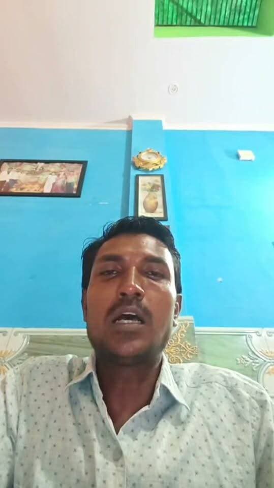 *चार्जशीट में देरी और धमकियों से पीड़ित ने उठाई आवाज, कप्तान से लगाई न्याय की गुहार*
प्रतापगढ़ के बहरिया क्षेत्र से एक गंभीर मामला सामने आया है, जहां धर्म परिवर्तन से जुड़े प्रकरण के पीड़ित ने पुलिस कार्रवाई में देरी और लापरवाही के आरोप लगाए हैं। पीड़ित अरविंद कुमार सरोज ने मीडिया के माध्यम से पुलिस कप्तान से गुहार लगाते हुए कहा कि उनके मामले में समय सीमा बीत जाने के बावजूद अब तक चार्जशीट दाखिल नहीं की गई है, जिससे आरोपी खुलेआम घूम रहे हैं और गवाहों को लगातार धमकाया जा रहा है।
पीड़ित के अनुसार, 27 अप्रैल 2026 को इस मामले में 22 लोगों के खिलाफ एफआईआर दर्ज की गई थी। नियमों के अनुसार 90 दिनों के भीतर चार्जशीट दाखिल होनी चाहिए थी, लेकिन लगभग चार महीने बीत जाने के बाद भी जांच अधिकारी द्वारा चार्जशीट कोर्ट में प्रस्तुत नहीं की गई है। उन्होंने आरोप लगाया कि इस देरी के चलते आरोपी पक्ष को बचाव का समय मिल रहा है और वे गवाहों को डराने-धमकाने में लगे हुए हैं।
अरविंद कुमार ने बताया कि उन्हें व्हाट्सएप कॉल के जरिए जान से मारने की धमकियां मिल रही हैं। कॉल करने वाले उनसे केस वापस लेने का दबाव बना रहे हैं और ऐसा न करने पर परिवार को नुकसान पहुंचाने की बात कह रहे हैं। उन्होंने यह भी आरोप लगाया कि मामले के जांच अधिकारी उनसे संपर्क नहीं करते और न ही केस की प्रगति के बारे में कोई जानकारी देते हैं।
पीड़ित ने यह भी दावा किया कि अब तक केवल चार आरोपियों को ही जेल भेजा गया है, जबकि बाकी सभी खुलेआम घूम रहे हैं। उन्होंने यह आशंका भी जताई कि चार्जशीट में कुछ आरोपियों के नाम हटाने की कोशिश की जा सकती है।
मीडिया के माध्यम से पुलिस कप्तान से अपील करते हुए अरविंद कुमार सरोज ने मांग की है कि मामले को संज्ञान में लेकर तत्काल कार्रवाई की जाए, जांच की समीक्षा की जाए और जल्द से जल्द चार्जशीट दाखिल कर दोषियों के खिलाफ सख्त कदम उठाए जाएं।
यह मामला न केवल पुलिस कार्यप्रणाली पर सवाल खड़ा करता है, बल्कि पीड़ित और गवाहों की सुरक्षा को लेकर भी गंभीर चिंता पैदा करता है। अब देखना होगा कि प्रशासन इस पर क्या कदम उठाता है।