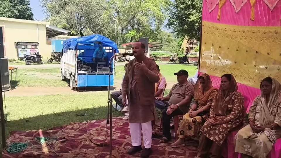 ज्वाली के पूर्व विधायक अर्जुन सिंह ठाकुर का सम्बोधन सिद्धपुर -घाड़ पंचायत मै :- ज्वाली से राजेश कतनौरिया