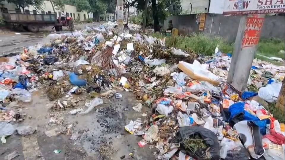 यमुनानगर में कूड़ा उठान को लेकर पुलिस-सफाई कर्मचारियों में टकराव, कई कर्मचारी हिरासत में। सफाई कमर्चारियों की हड़ताल 18 दिन ,जगह जगह लगे कचरे के ढेर।
Youtube link 👇 👇 👇 👇
https://youtu.be/_eany2aePEk?si=ST8GTxtq9aZMiuer
#YamunanagarNews #GarbageCollection #PoliceAction #SanitationStrike #MunicipalCorporation