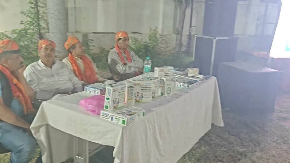 *केईआई कम्पनी का सावन महोत्सव समारोह सम्पन्न*
*प्रत्येक व्यावसायिक उद्यमी का दायित्व है कि वह समाज के हितों का ध्यान रखें : माली*
भीलवाड़ा :राजकुमार गोयल, 23 अगस्त विश्व की प्रसिद्ध इलेक्ट्रीक वायर (केबल) निर्माता कम्पनी के ई आई द्वारा कॉर्पाेरेट सामाजिक उत्तरदायित्व के तहत देव गार्डन रिसोर्ट में सावन महोत्सव समारोह आयोजित किया गया। समारोह के मुख्य अतिथि स्टेट फेडरेशन ऑफ यूनेस्को एसोसिएशन इन राजस्थान के प्रदेश संयोजक गोपाल लाल माली ने कहा कि जिम्मेदार व्यावसायिक उद्यमी को समाज द्वारा किसी निश्चित समय पर निर्धारित, आर्थिक, कानूनी, नैतिक और परोपकारी अपेक्षाओं को भी पूरा करना होता है। इस कड़ी में केईआई कंपनी द्वारा किए गए प्रत्येक आयाम के महत्व को दर्शाता है। हालांकि सभी कंपनियों को कॉरपोरेटर सामाजिक जिम्मेदारी पूरी ईमानदारी से निभाते हुए प्रत्येक व्यावसायिक उद्यमी का दायित्व है कि वह समाज के हितों का भी ध्यान रखें।
सावन महोत्सव समारोह में एलनजे ग्रुप के ओएसडी रजनीश वर्मा, माली (सैनी) महासभा के जिला अध्यक्ष भैरूलाल माली भी वशिष्ठ अतिथि तौर पर मंचासीन थे।
जोधपुर ब्रांच हेड लोकेश खराड़ी ने कंपनी द्वारा सीएसआर के तहत किये जा रहे कार्यों की जानकारी देते हुए कहा की केईआई कंपनी अपनी सामाजिक जिम्मेदारियां को भली-भांति निभाती आ रही है।
केईआई उदयपुर हेड धर्मदास वैष्णव, प्रभात प्रजापत,हिमांशु त्रिवेदी, यशवंत सिंह राणावत , अर्जुन सिंह सिसोदिया और आशीष शर्मा ने कंपनी के प्रोडक्ट के बारे में भी विस्तार से बताया इस बार कंपनी द्वारा ग्रीन भारत के तहत ग्रीन वायर का भी महत्व बताते हुए कहा कि यह पर्यावरण के लिए बहुत लाभदायक है।
कार्यक्रम का संचालन डॉक्टर शांतिलाल छापरवाल ने किया। अंत में गुरूकृपा इलेक्ट्रिक के सीईओ सत्यनारायण माली ने समारोह में आये हुए सभी आगंतुको का धन्यवाद ज्ञापित कर आभार जताया।
