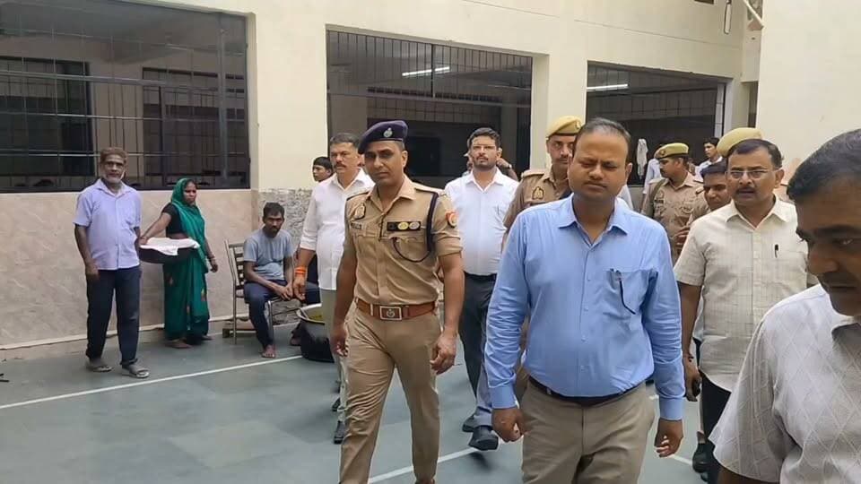 बच्चों के बीच पहुंचे डीएम एसपी पूछा पढ़ लिख कर क्या बनोगे...!