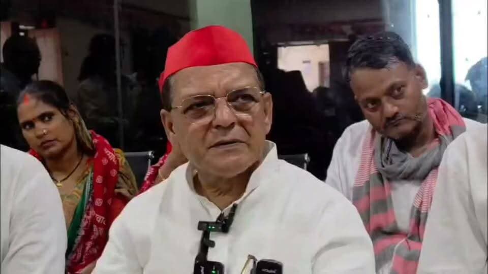 सपा जिला अध्यक्ष हवलदार यादव ने पत्रकारों से कह दी बड़ी बात